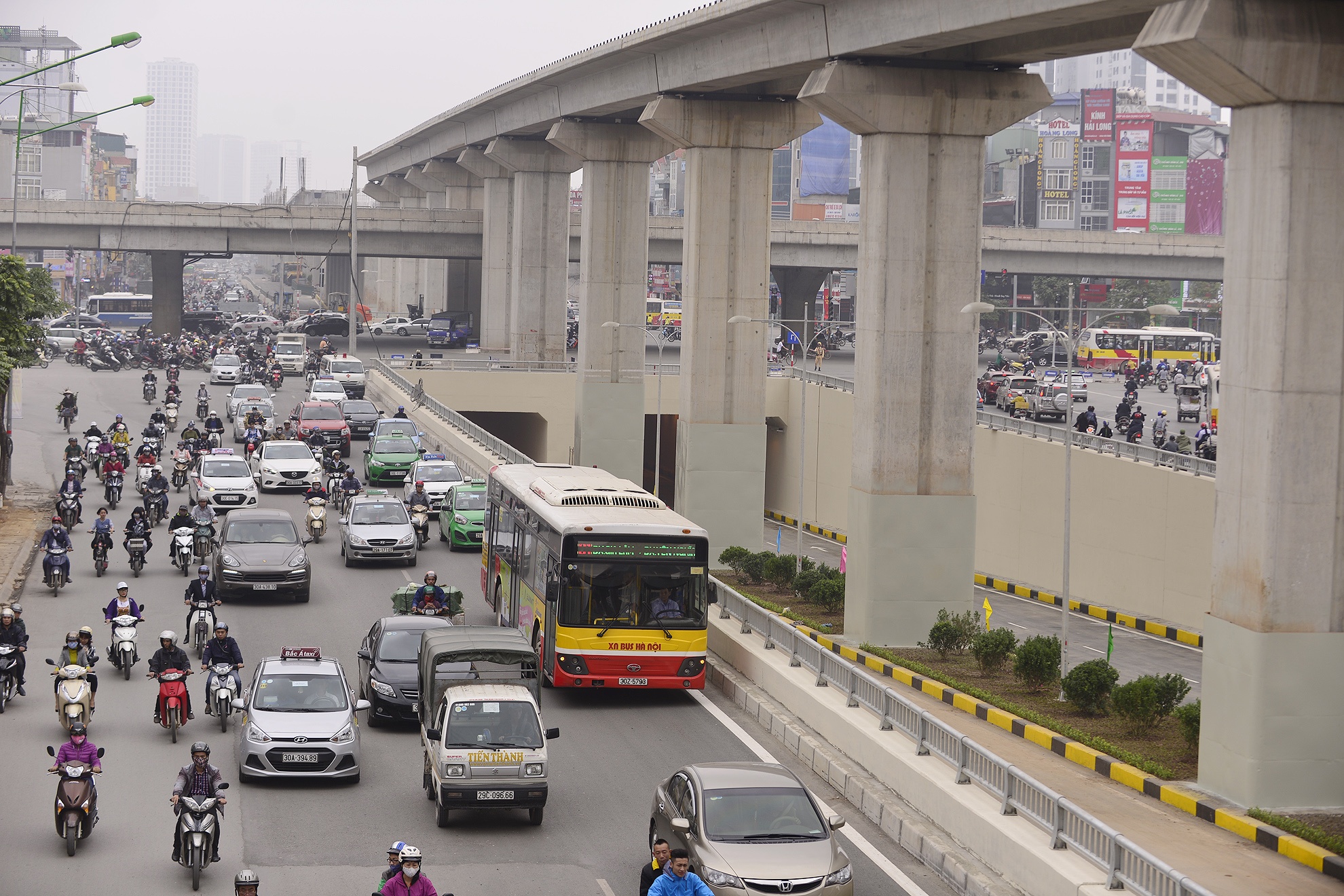 Ham chui tai giao lo 4 tang truoc gio thong xe hinh anh