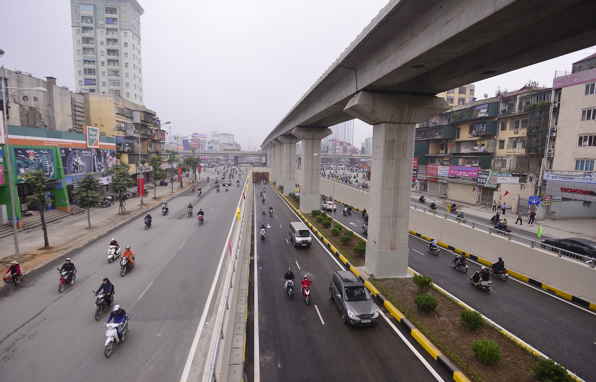 Dien mao moi o giao lo 4 tang sau khi thong ham chui hinh anh