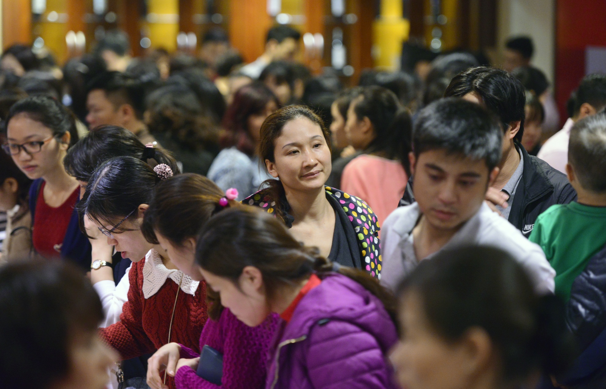 Chen chan mua hang hieu giam gia o thap Ha Noi hinh anh