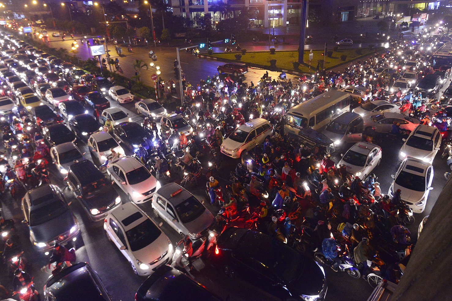 Un tac keo dai quanh toa nha cao nhat Viet Nam hinh anh