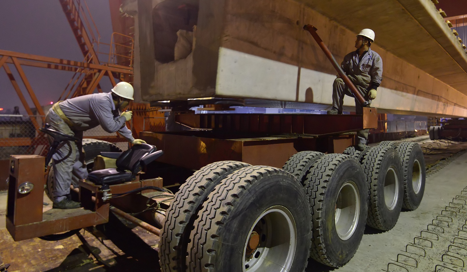 Xe khong lo cau, lao dam duong sat qua ho hinh anh