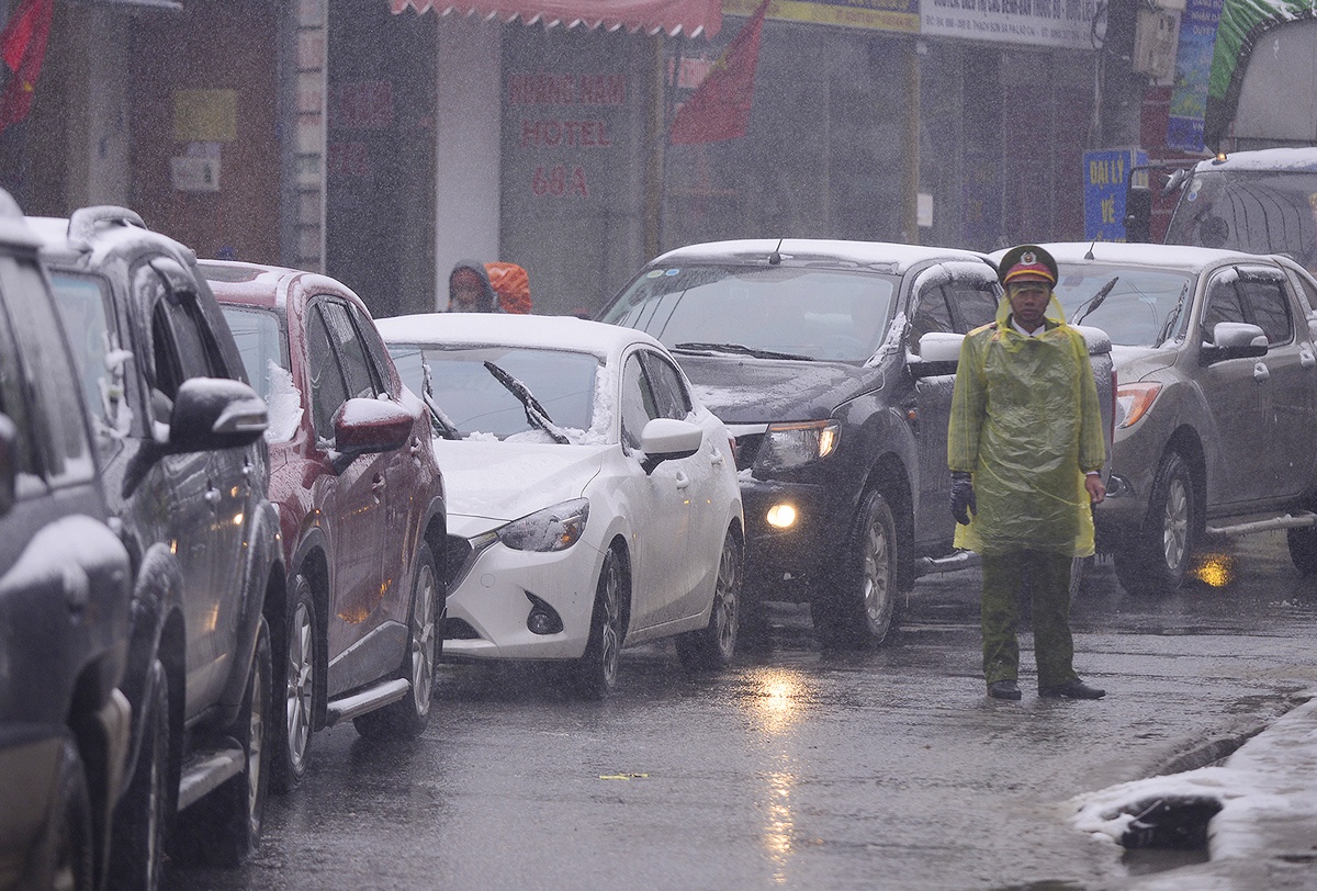 Tac duong 10 km vi doan xe len Sa Pa ngam tuyet hinh anh