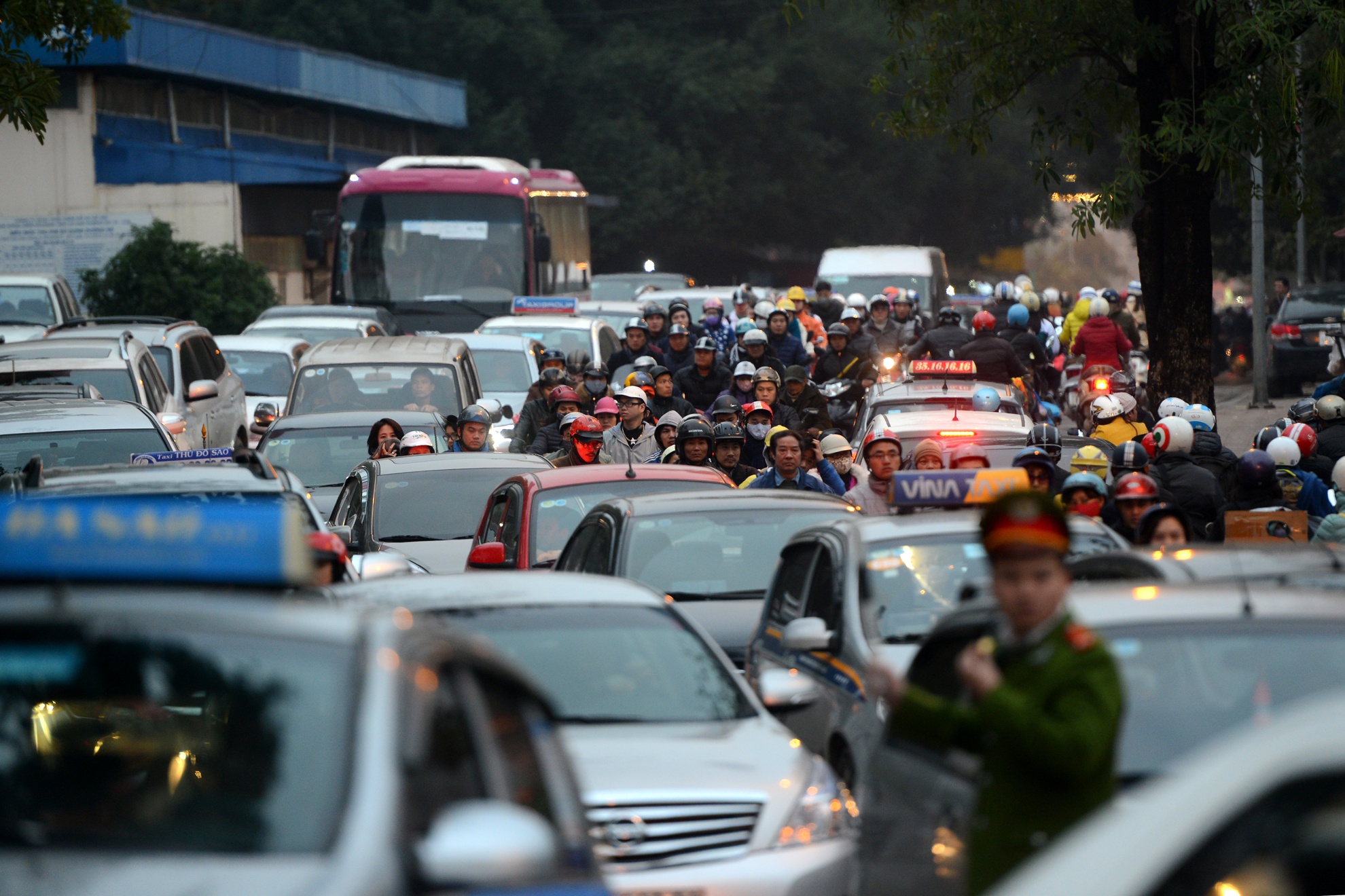 Ha Noi tac duong trien mien dip can Tet hinh anh