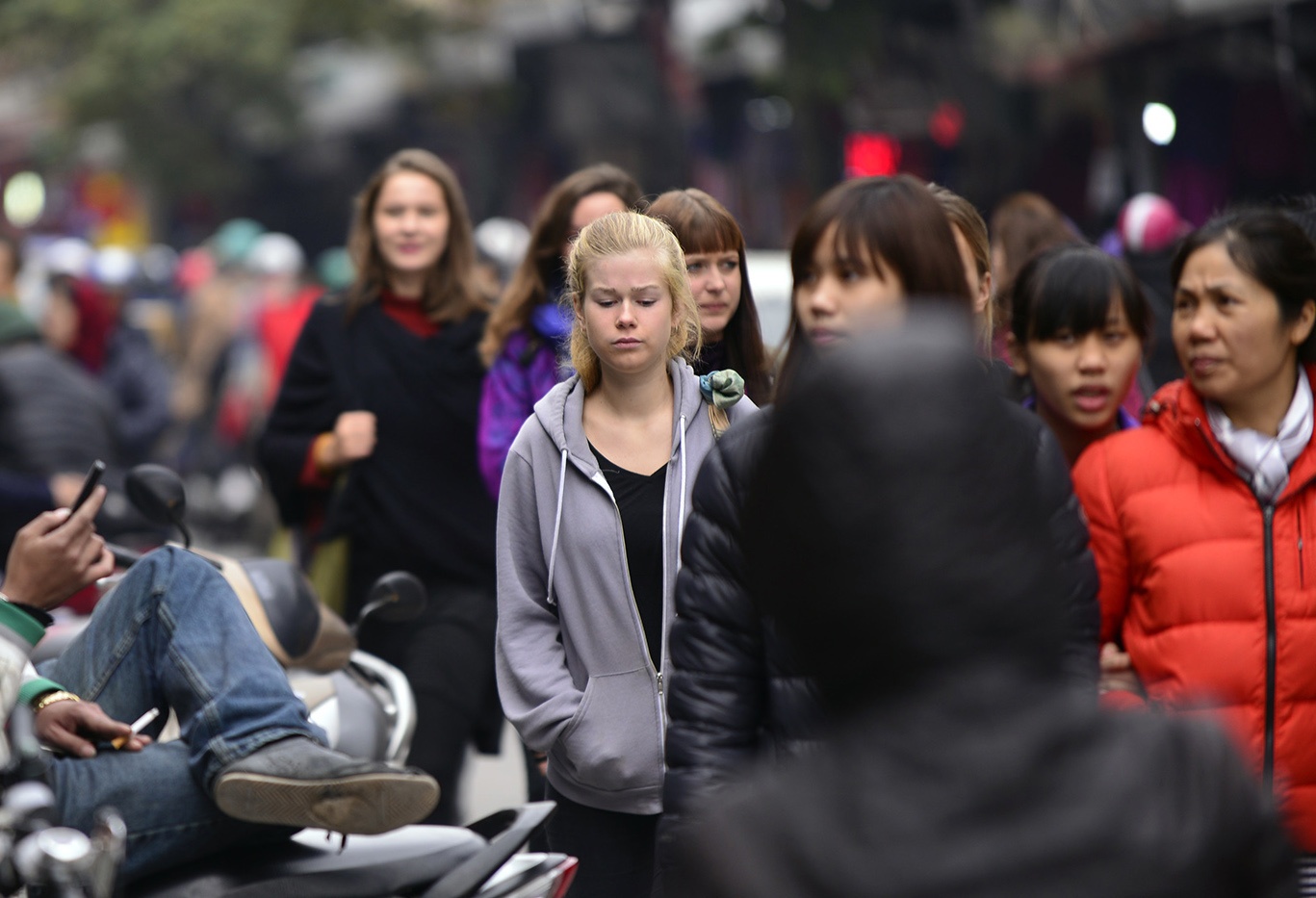 Tram kieu chiem dung via he khien nguoi di bo pham luat hinh anh