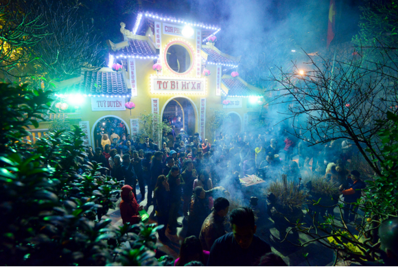 Nguoi Ha Noi di chua xin loc sau giao thua hinh anh