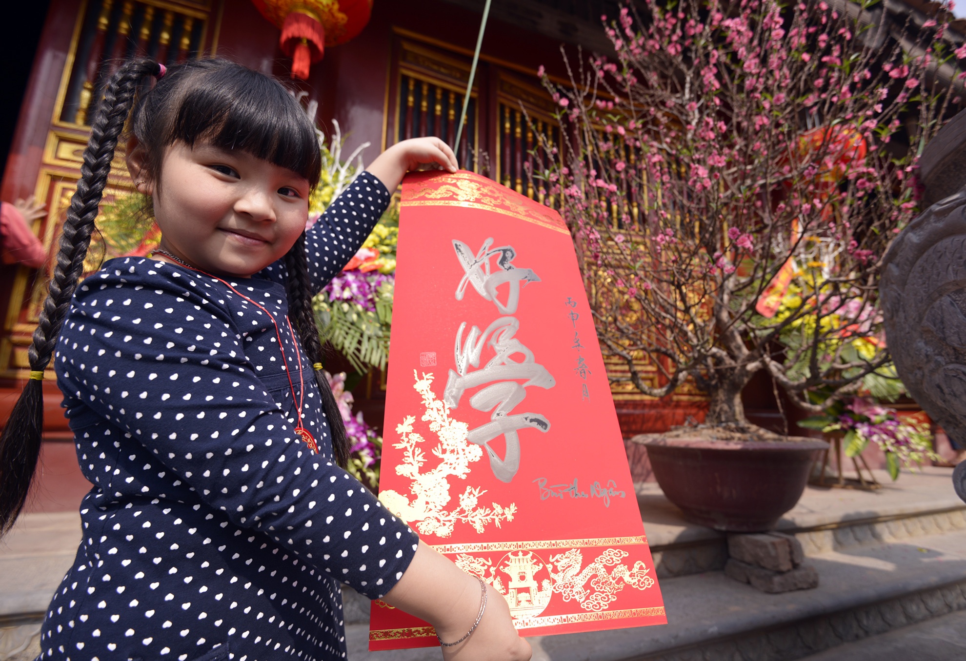 Hoc sinh xep hang xin chu tai le khai but dau xuan hinh anh