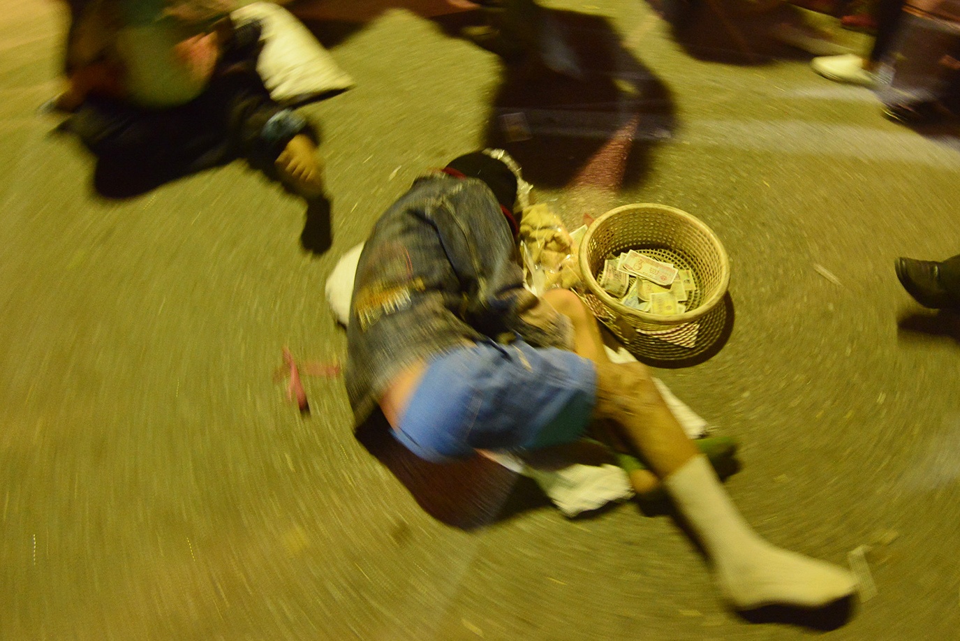 Nam lan ra duong xin tien tai dem hoi cho Vieng hinh anh