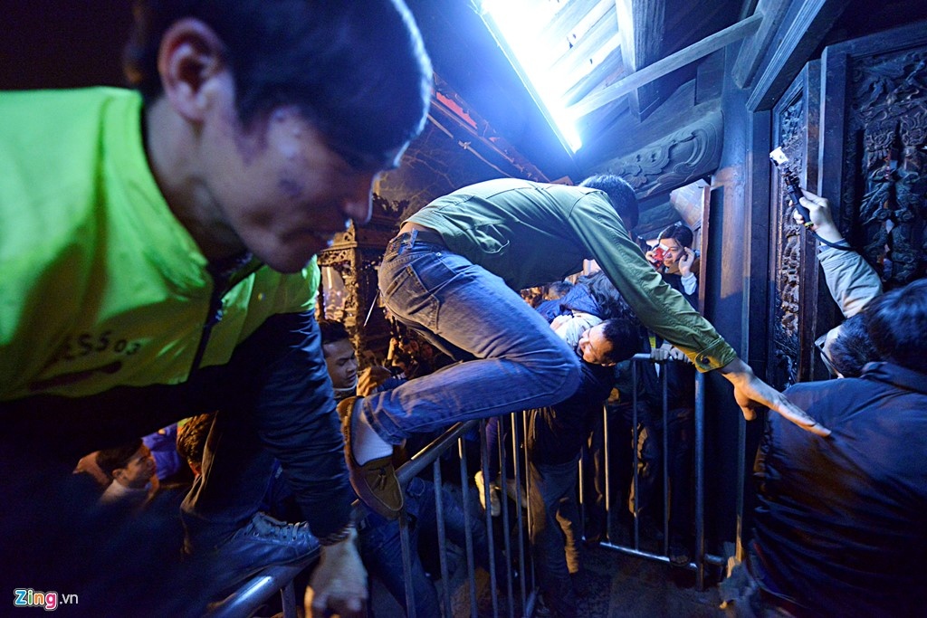 Treo rao cuop loc hon loan sau le khai an Den Tran hinh anh