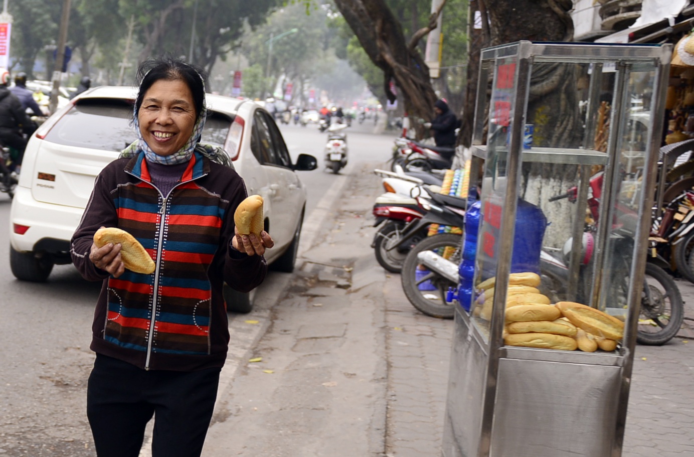 banh mi,  mien phi,  nguoi ngheo,  Ha Noi,  lao dong ngheo anh 4