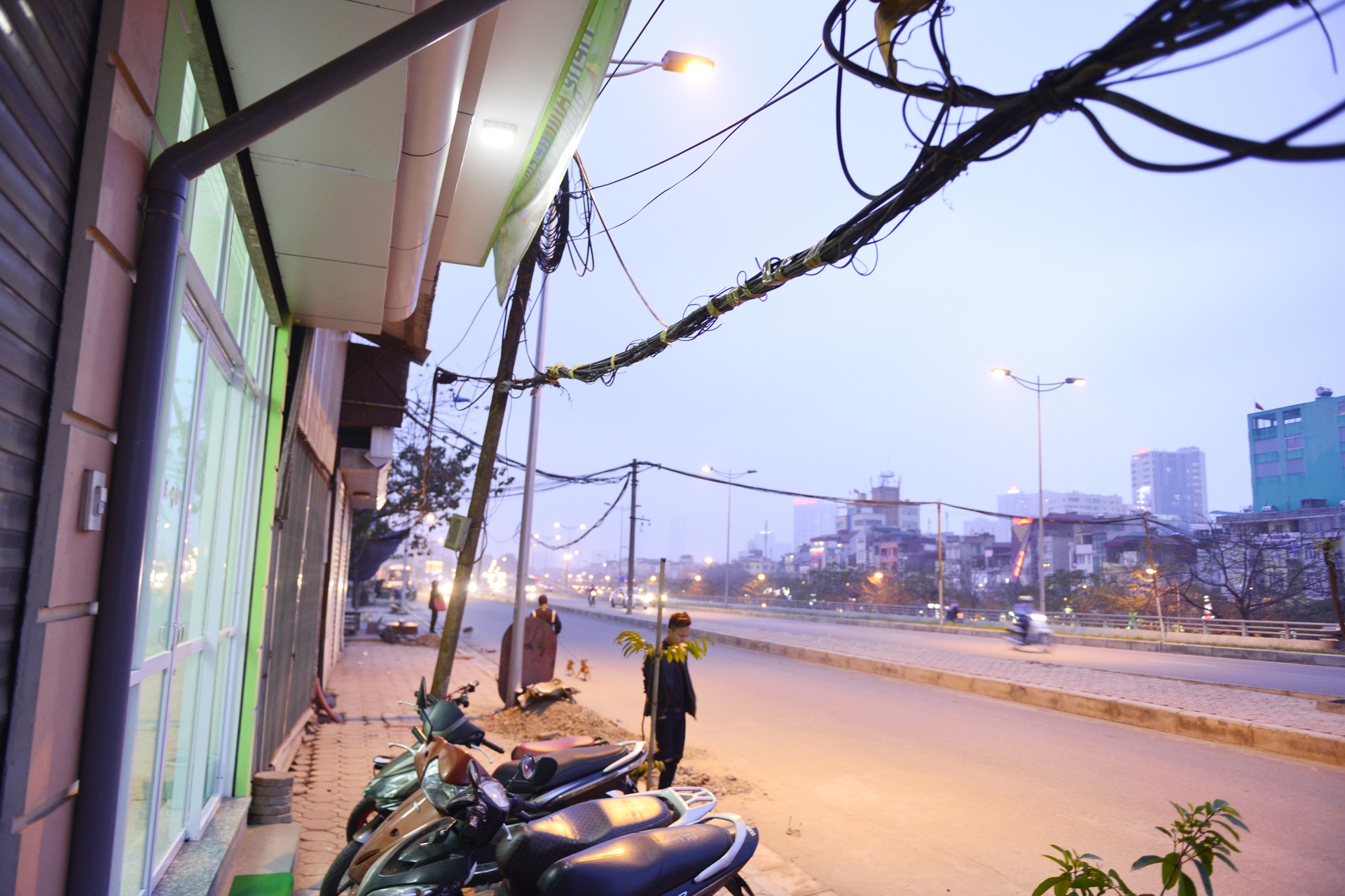 cot dien chap va tren con duong nghin ty anh 12