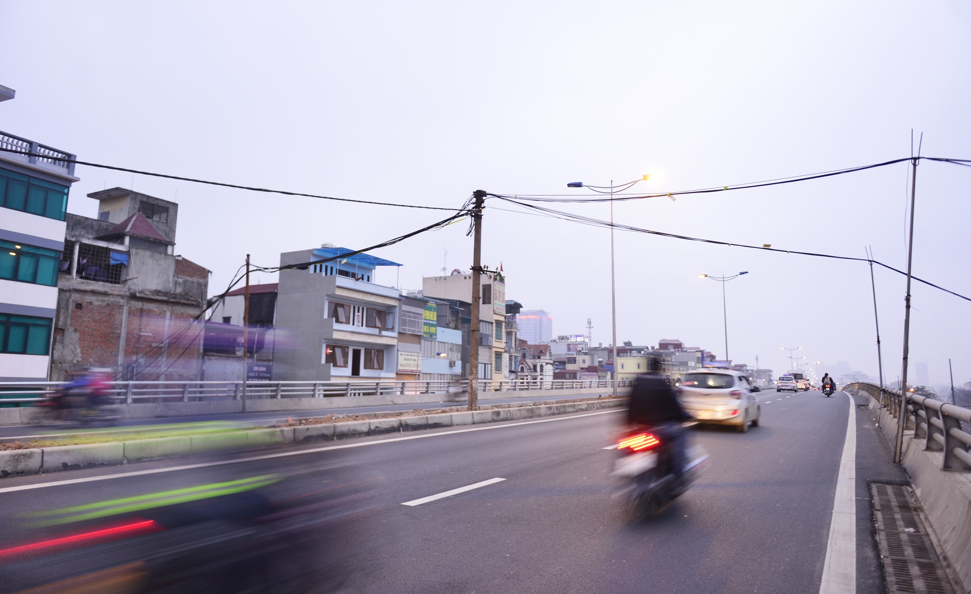 cot dien chap va tren con duong nghin ty anh 2