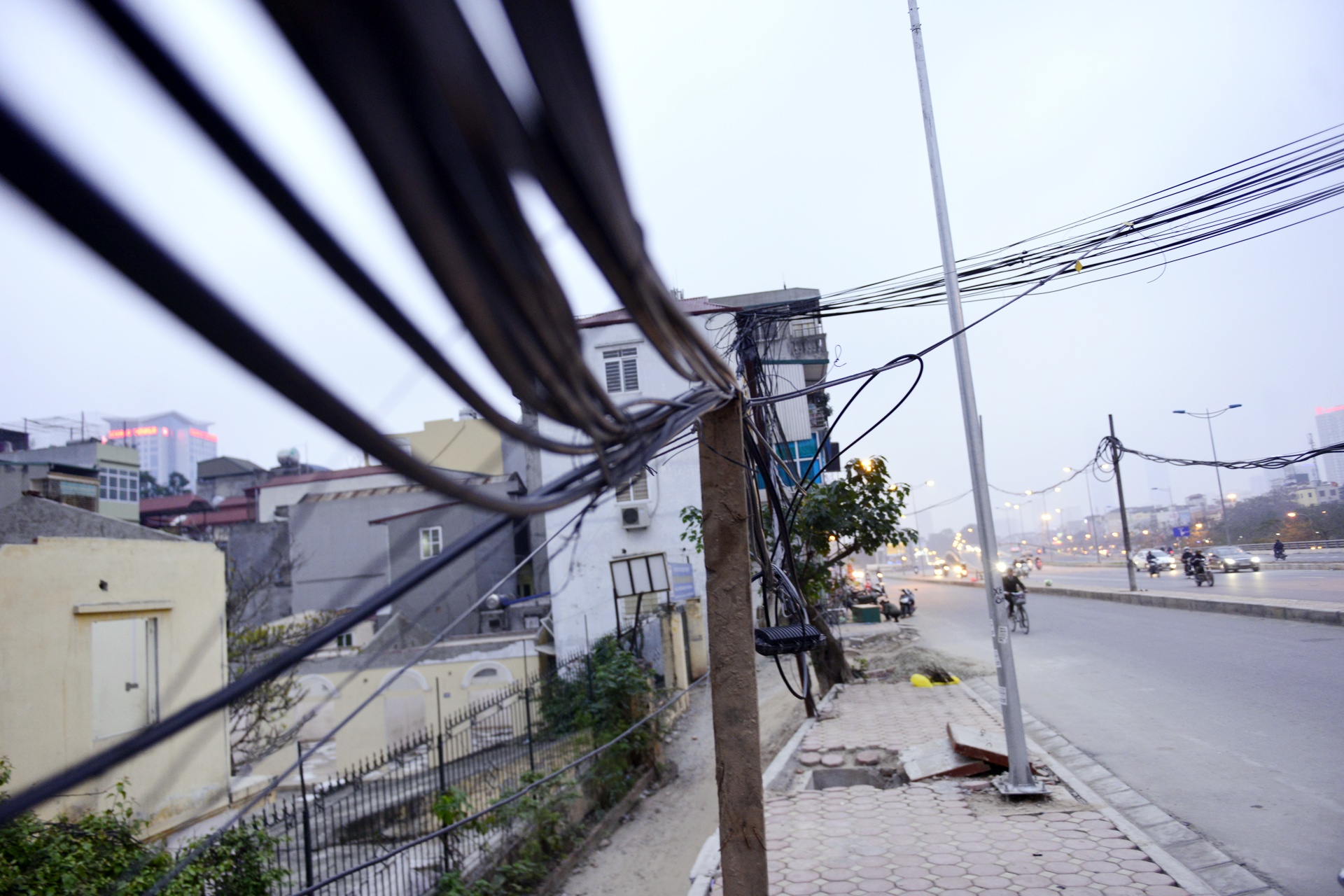 cot dien chap va tren con duong nghin ty anh 5