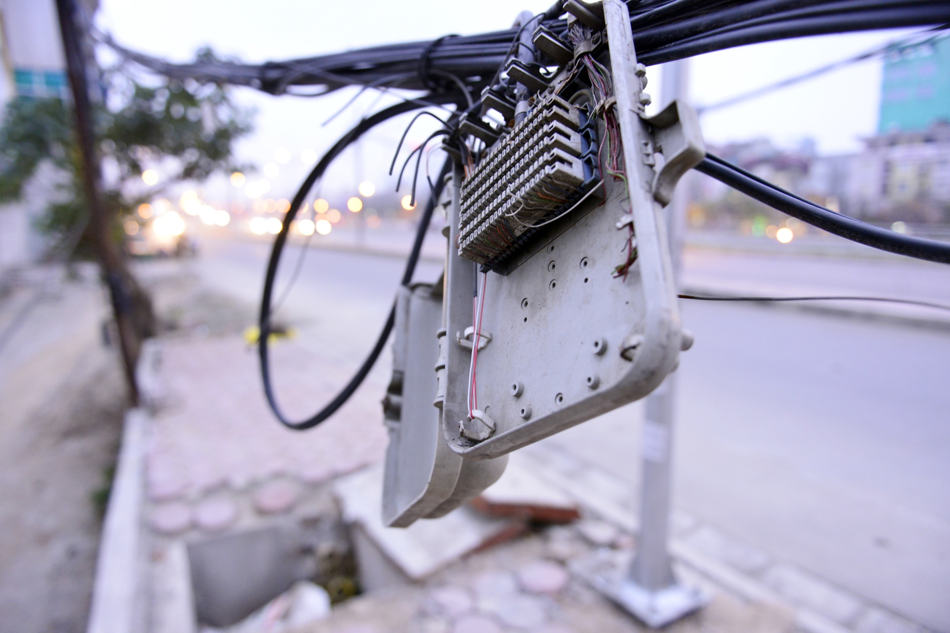 cot dien chap va tren con duong nghin ty anh 7