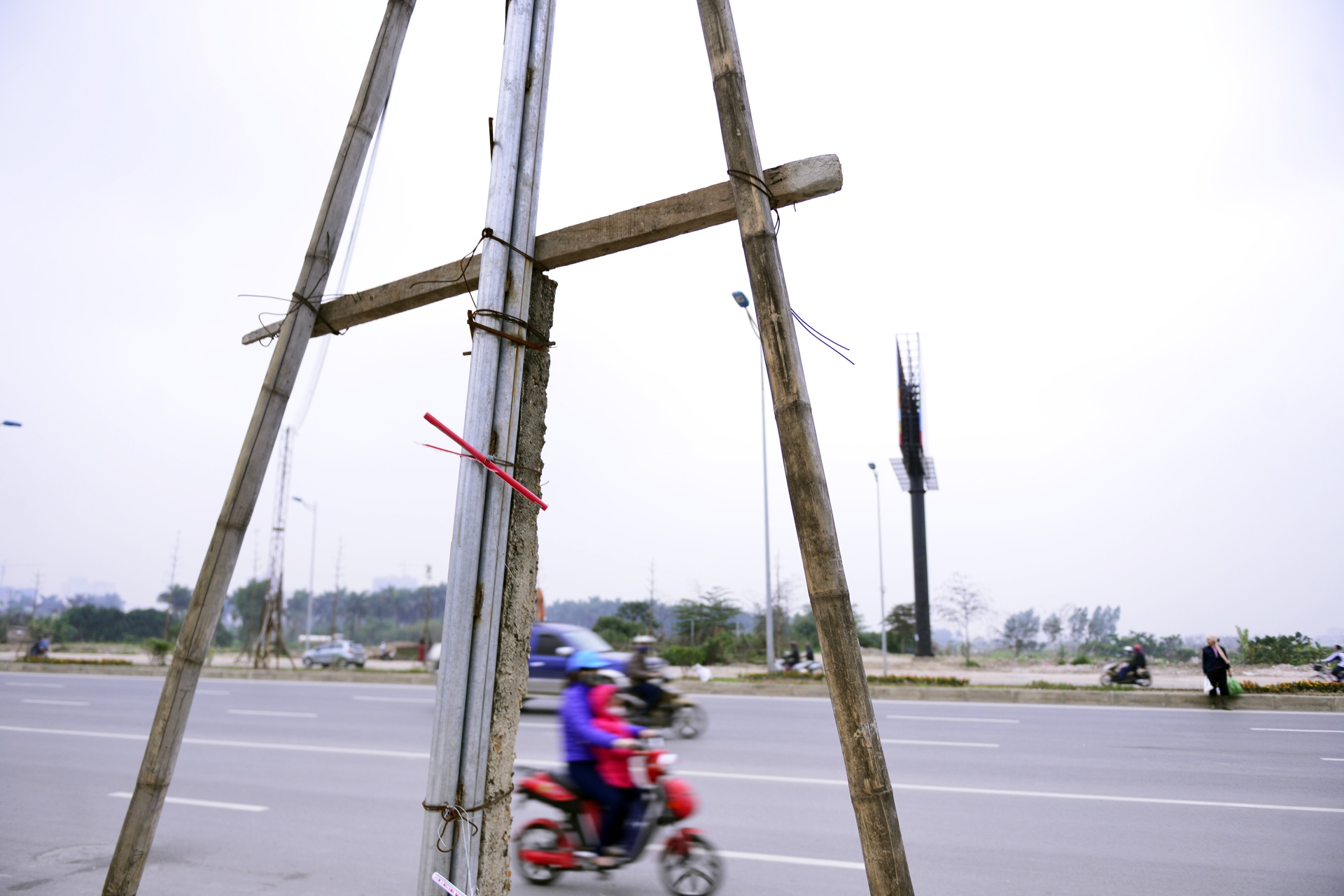 cot dien chap va tren con duong nghin ty anh 9