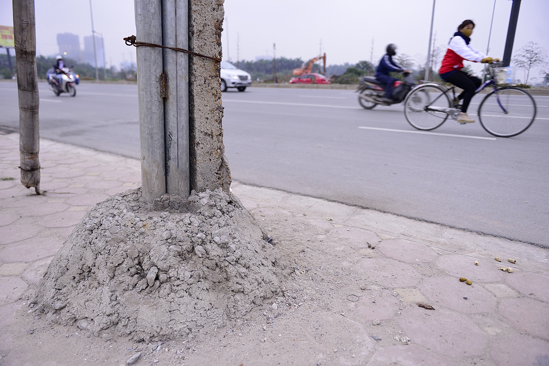 cot dien chap va tren con duong nghin ty anh 10