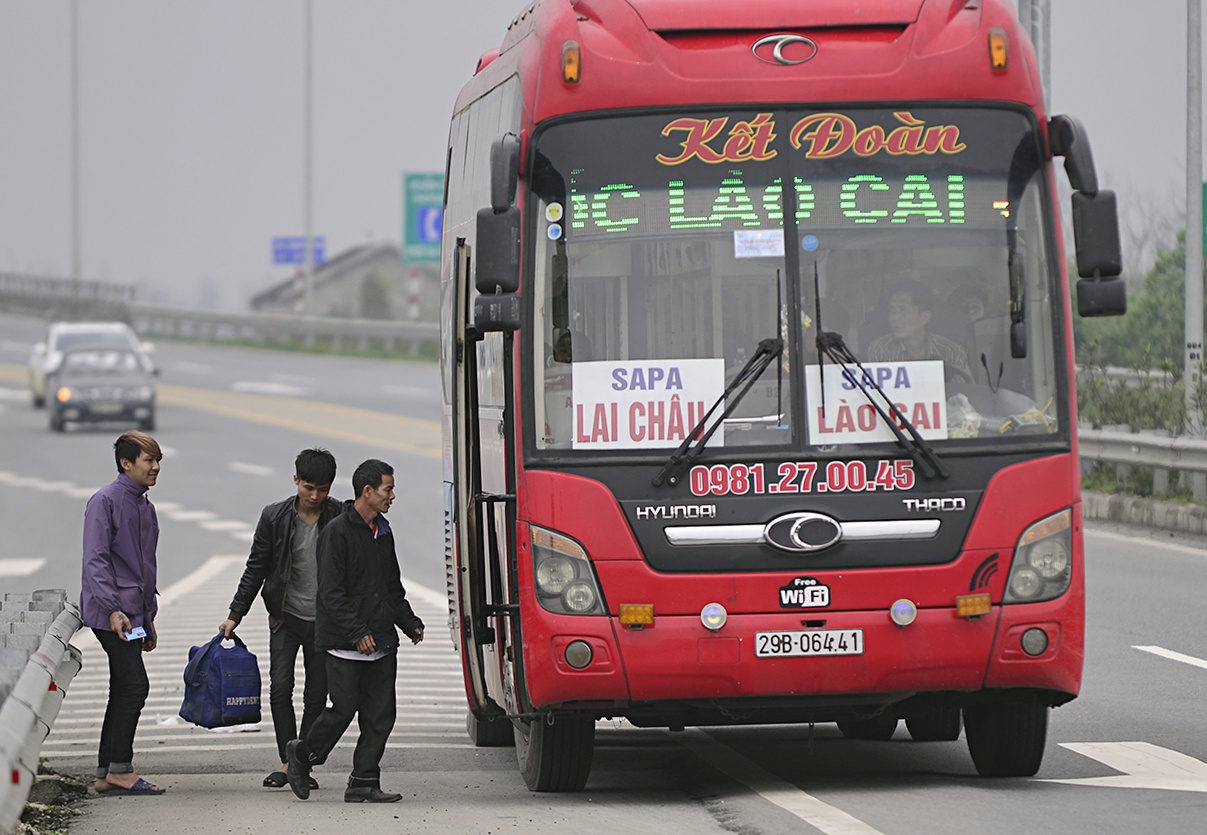 Xe khach dung do trai luat tai cao toc Noi Bai - Lao Cai hinh anh