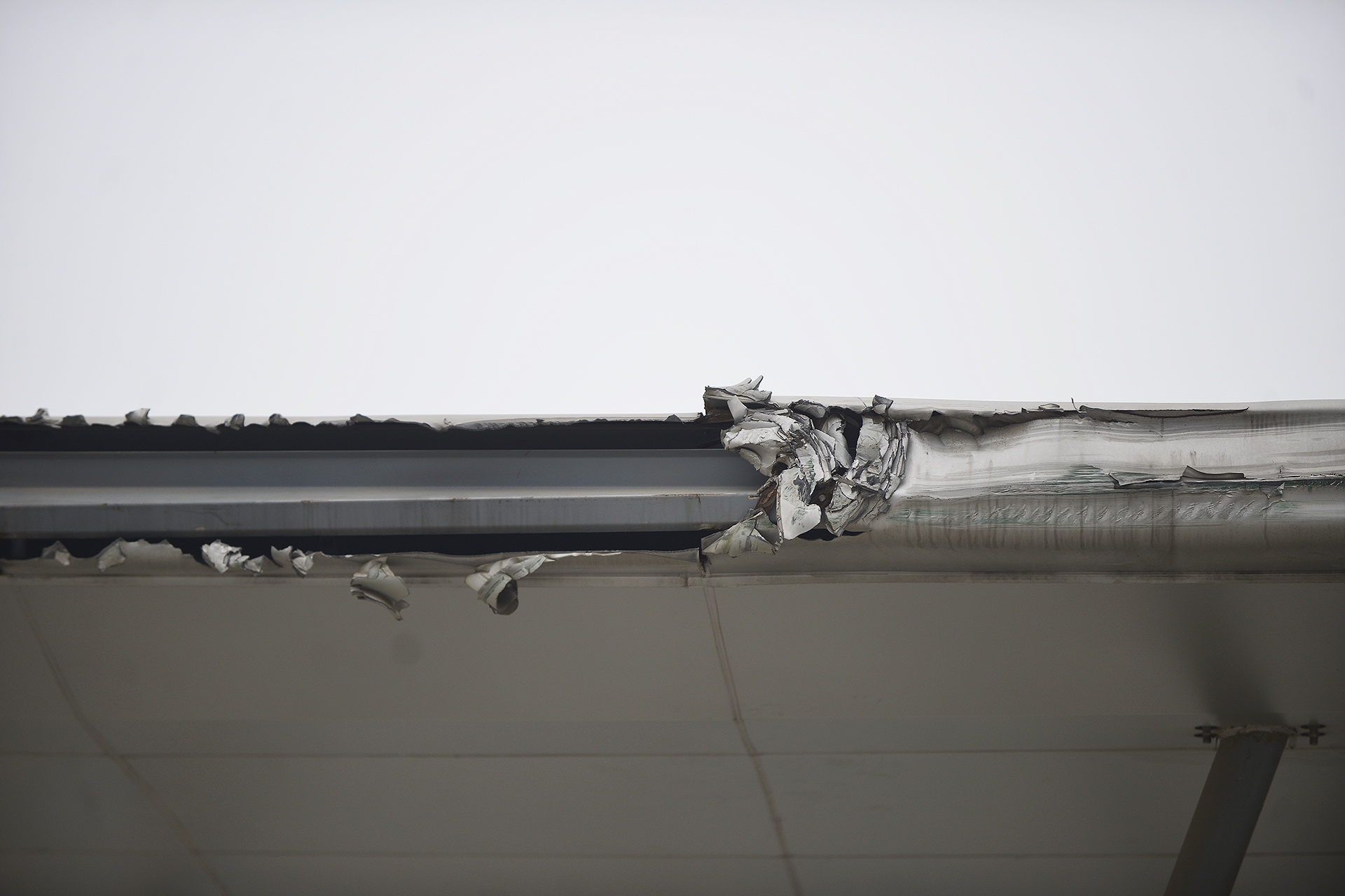 mái che nhà chờ xe buýt nhanh hư hỏng ảnh 6 mai che nha cho xe buyt nhanh hu hong anh 6