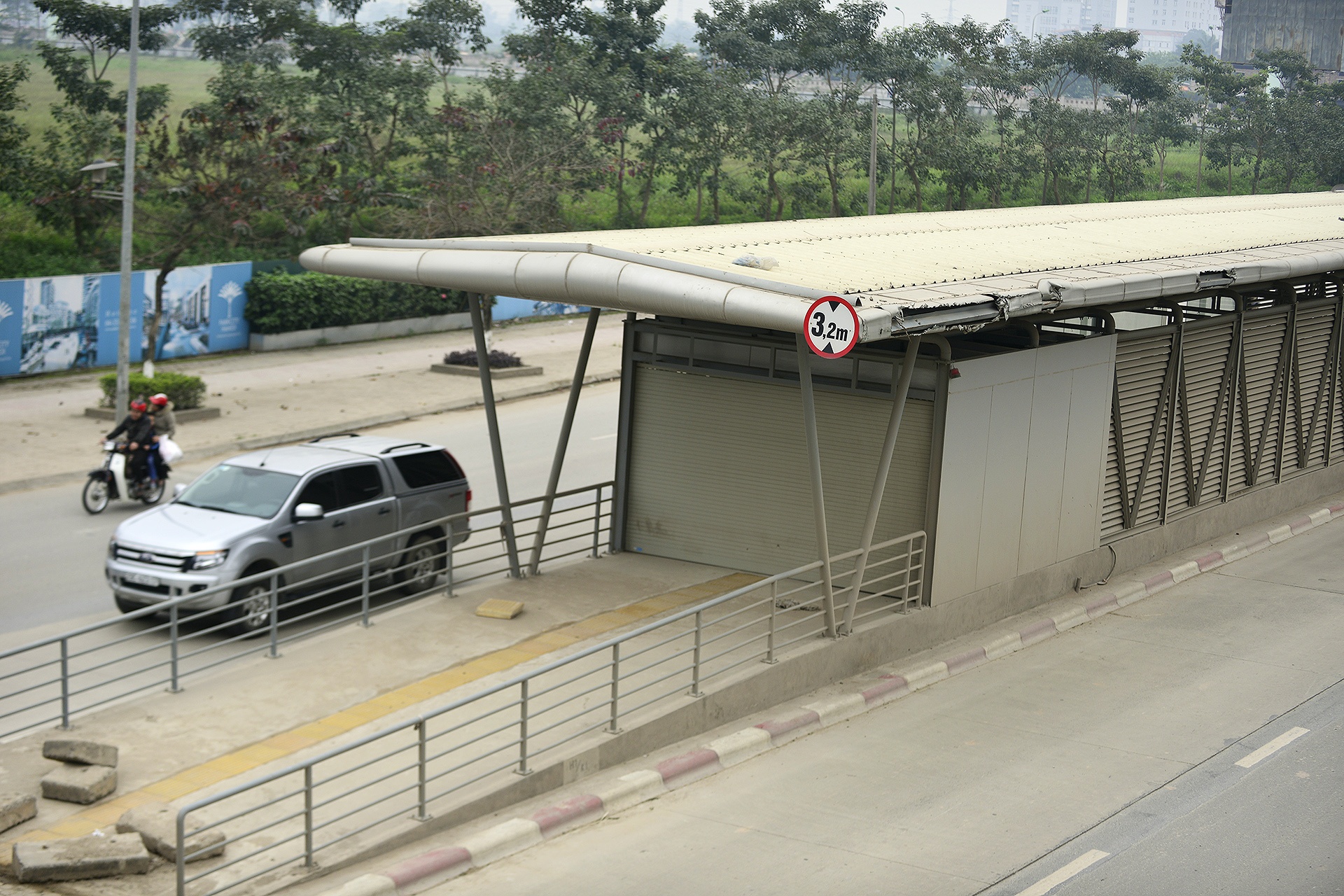 mái che nhà chờ xe buýt nhanh hư hỏng ảnh 1 mai che nha cho xe buyt nhanh hu hong anh 1