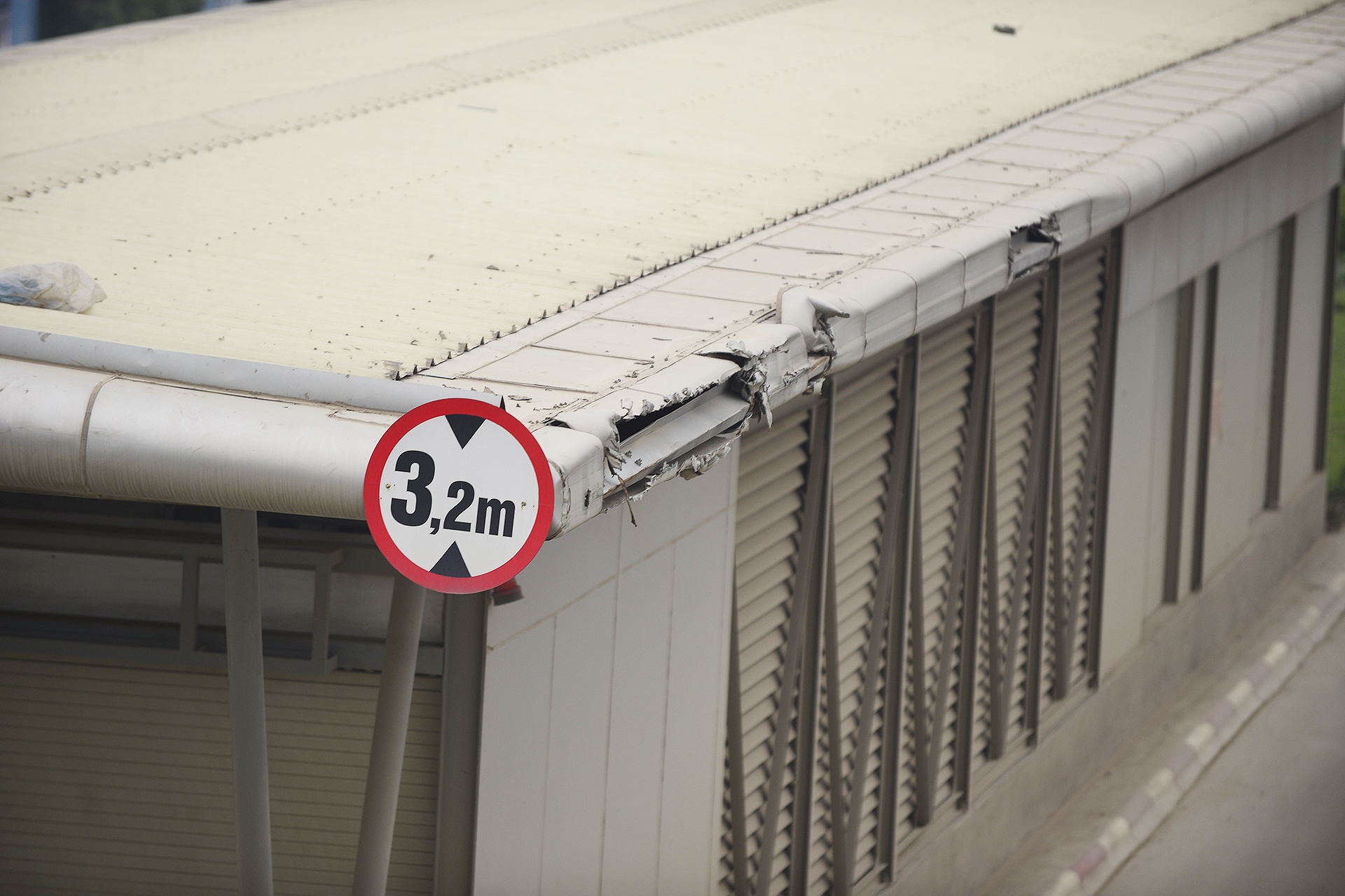 mái che nhà chờ xe buýt nhanh hư hỏng ảnh 2 mai che nha cho xe buyt nhanh hu hong anh 2