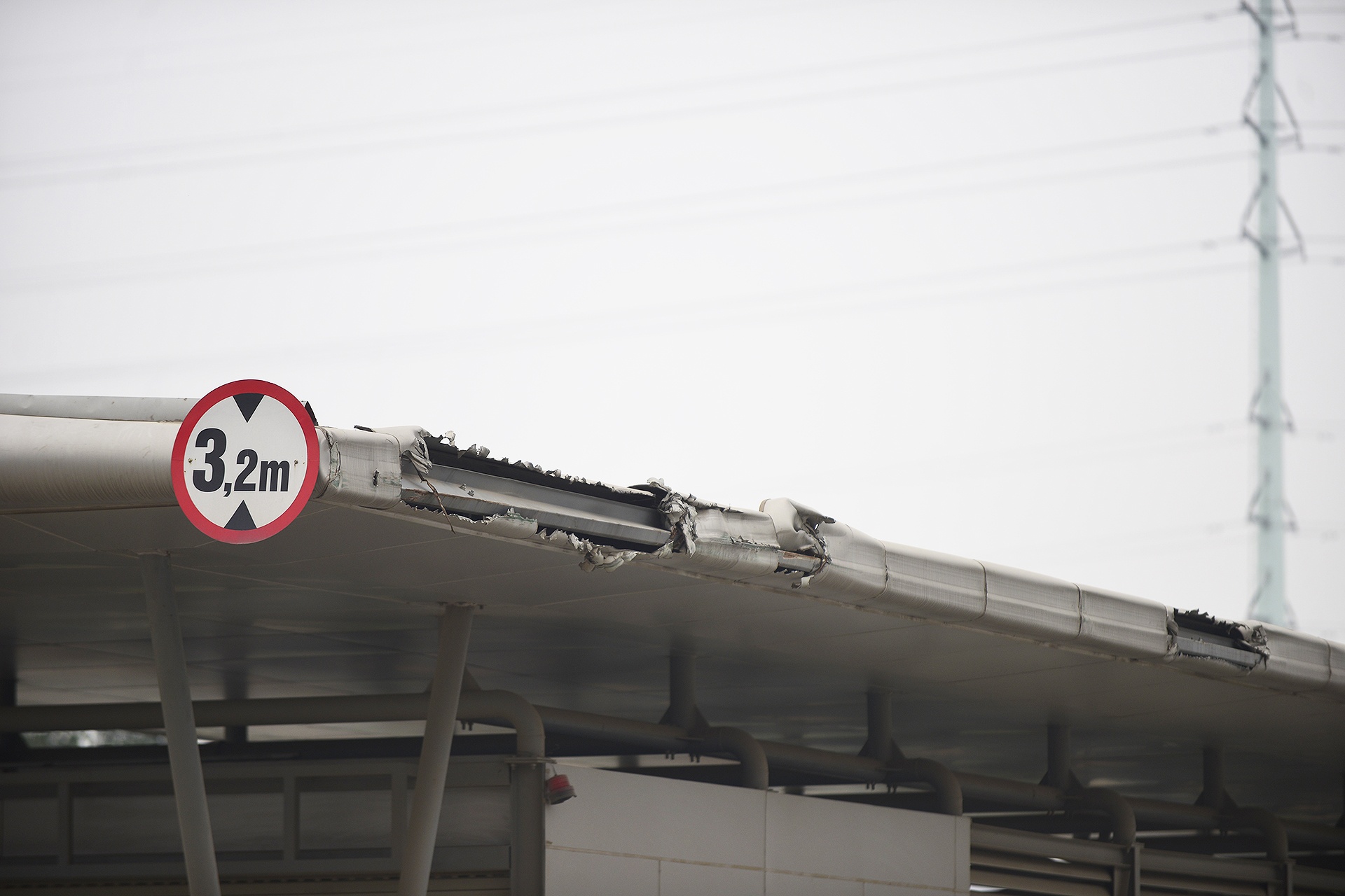 mái che nhà chờ xe buýt nhanh hư hỏng ảnh 3 mai che nha cho xe buyt nhanh hu hong anh 3