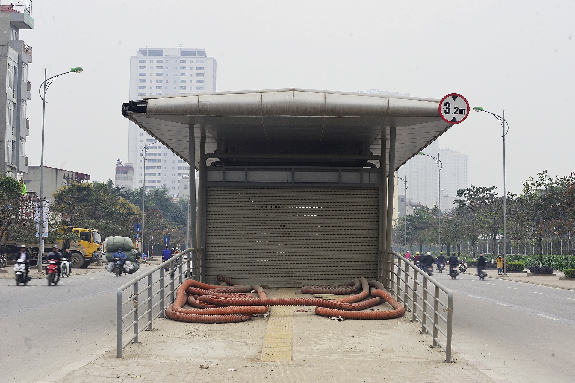 mái che nhà chờ xe buýt nhanh hư hỏng ảnh 4 mai che nha cho xe buyt nhanh hu hong anh 4