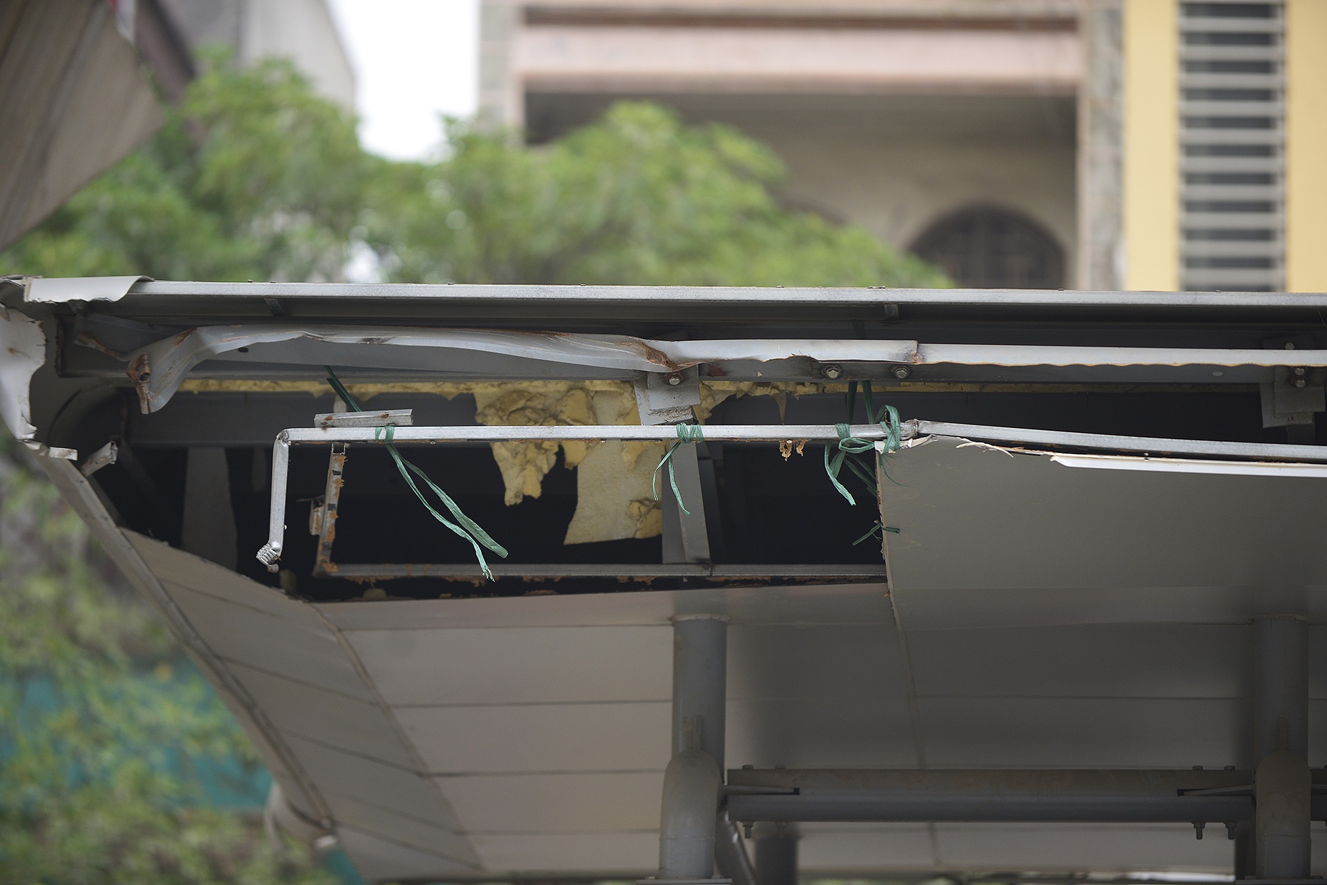 mái che nhà chờ xe buýt nhanh hư hỏng ảnh 5 mai che nha cho xe buyt nhanh hu hong anh 5