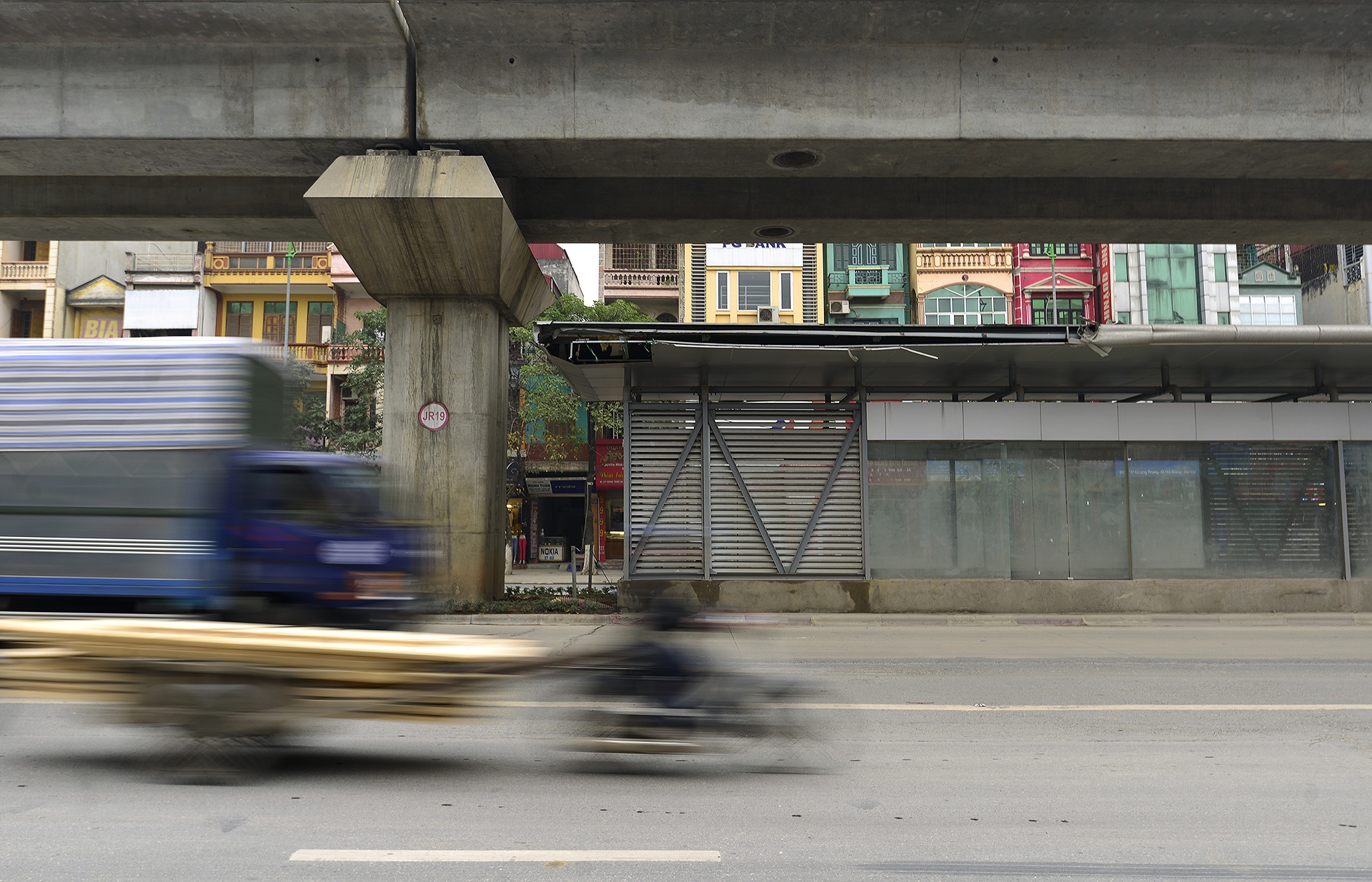 mái che nhà chờ xe buýt nhanh hư hỏng ảnh 7 mai che nha cho xe buyt nhanh hu hong anh 7