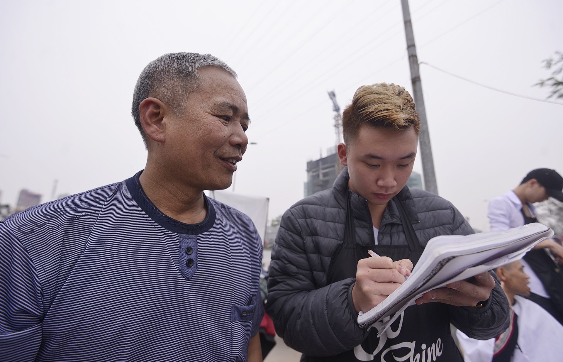cat toc mien phi,  cat toc mien phi tren via he,  cat toc mien phi tai Ha Noi anh 10