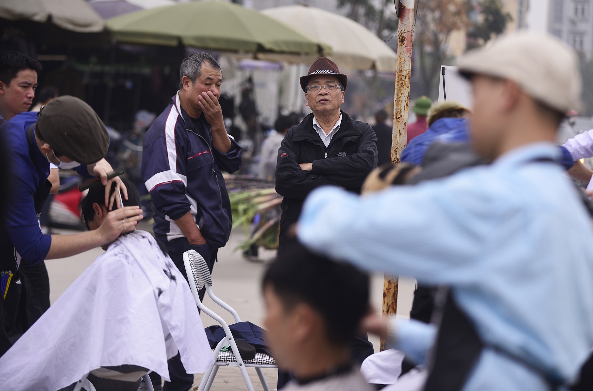 cat toc mien phi,  cat toc mien phi tren via he,  cat toc mien phi tai Ha Noi anh 11