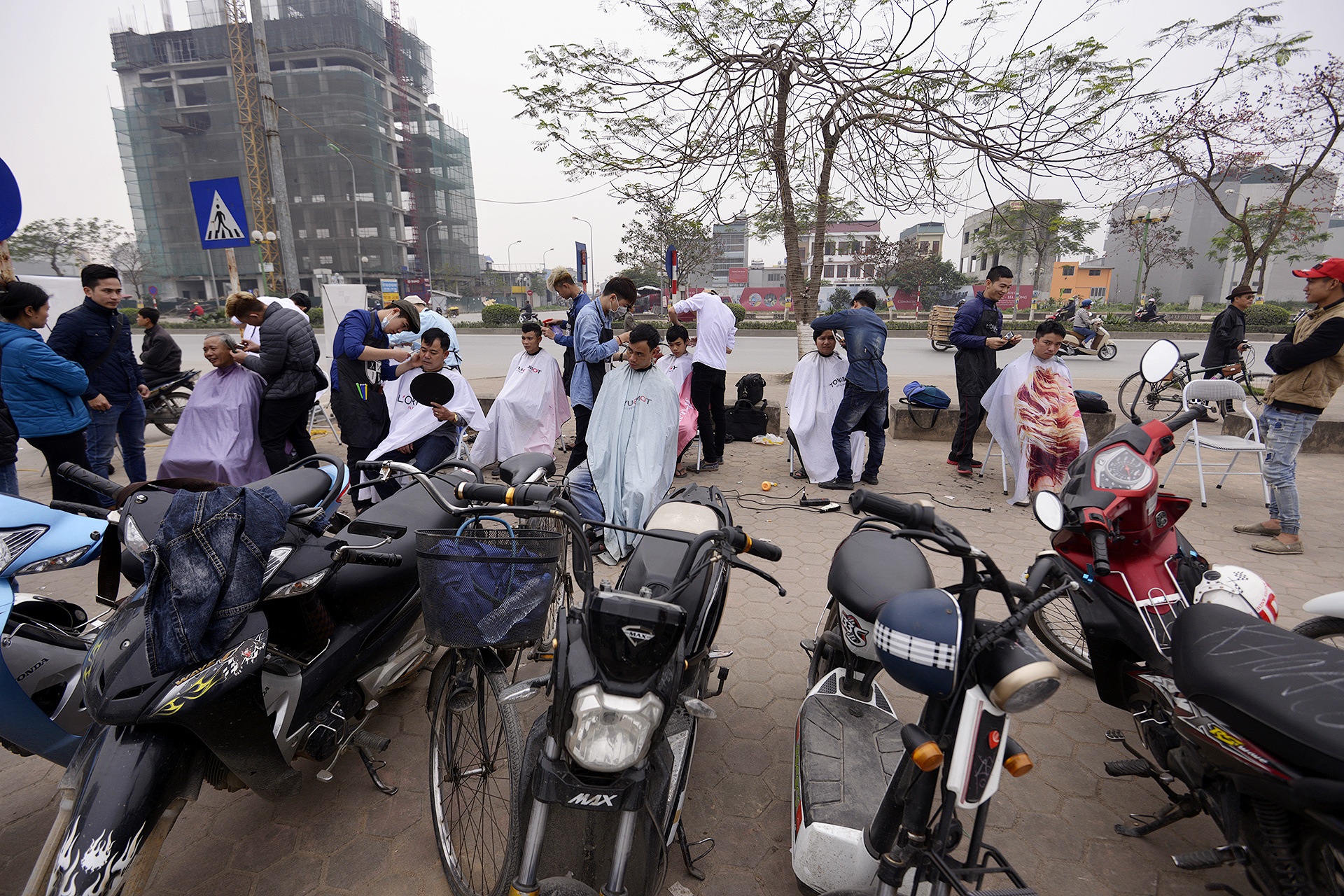 cat toc mien phi,  cat toc mien phi tren via he,  cat toc mien phi tai Ha Noi anh 1