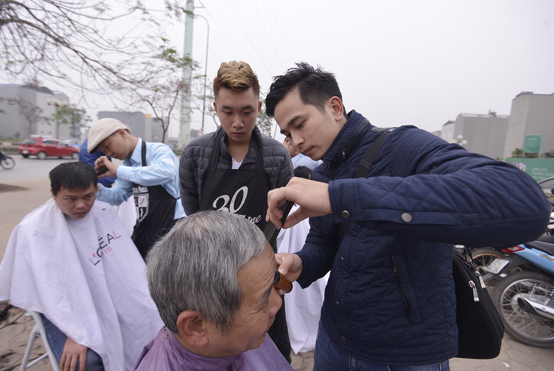 cat toc mien phi,  cat toc mien phi tren via he,  cat toc mien phi tai Ha Noi anh 4