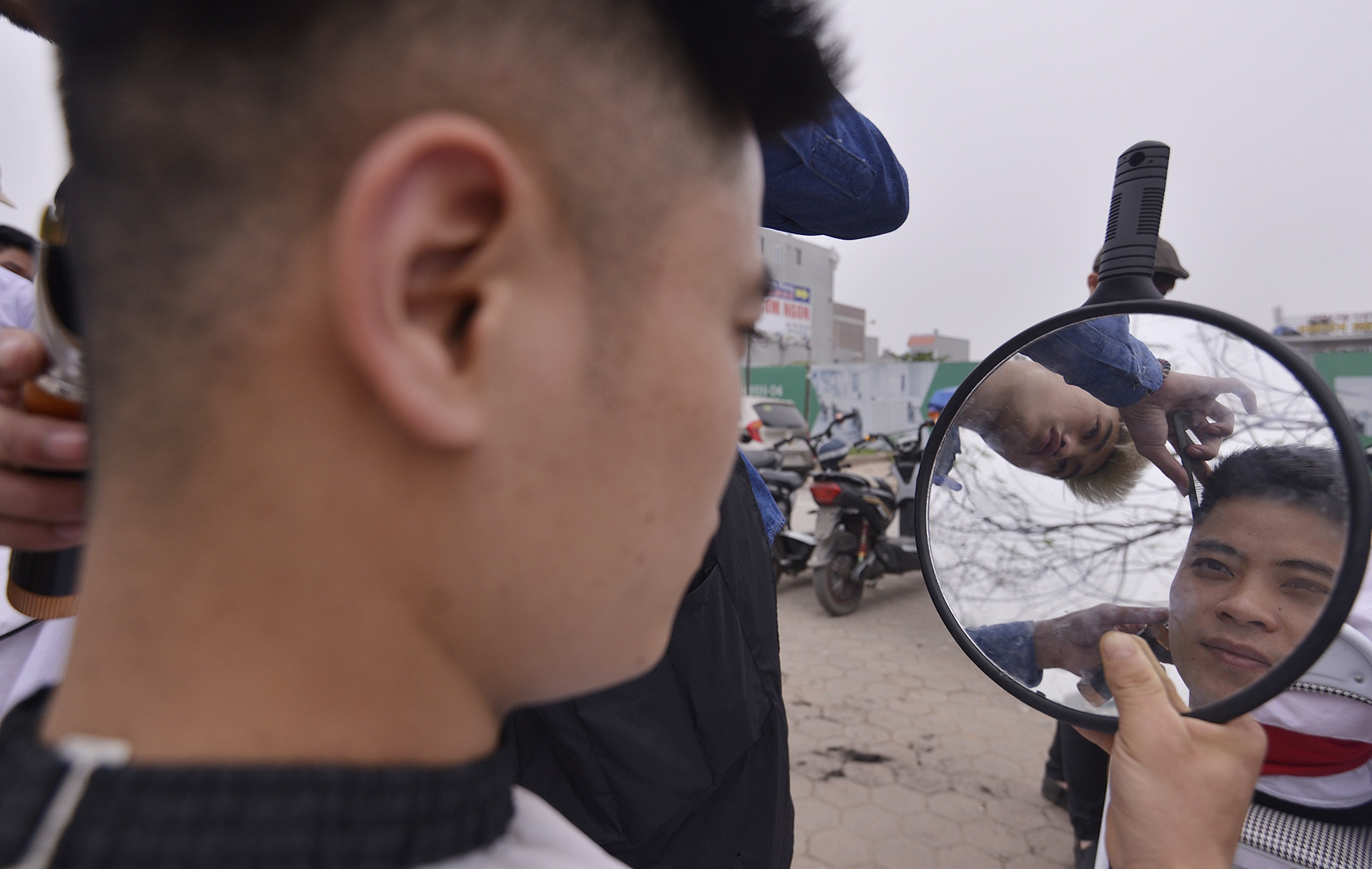 cat toc mien phi,  cat toc mien phi tren via he,  cat toc mien phi tai Ha Noi anh 5