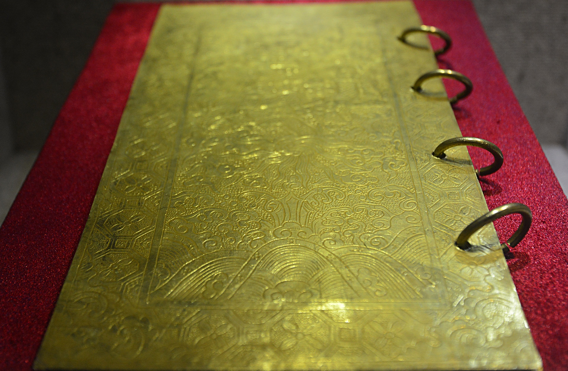 Kim sach bang vang trieu Nguyen anh 9