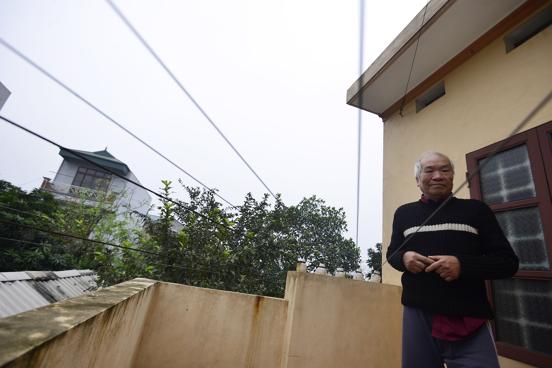 Cot dien xuyen phong tam, day vien thong luon qua nha hinh anh