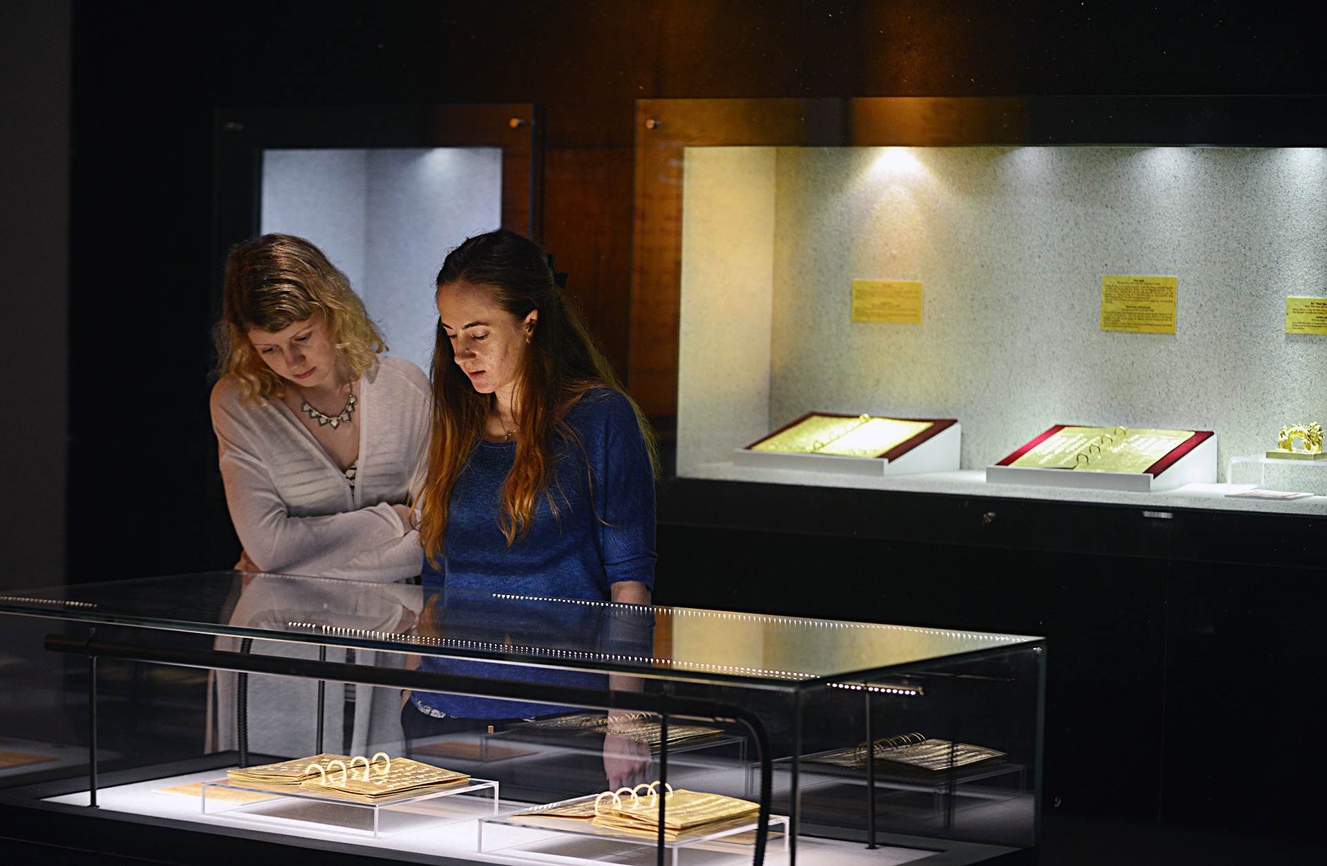 Kim sach bang vang trieu Nguyen anh 1