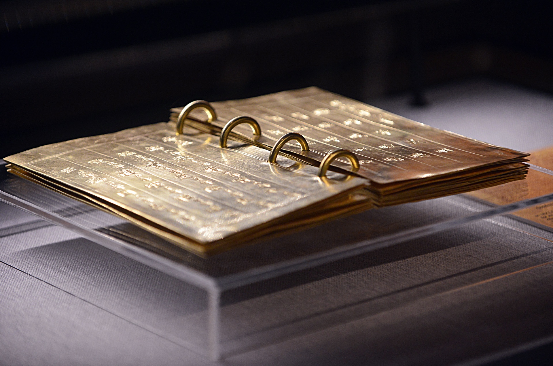 Kim sach bang vang trieu Nguyen anh 2