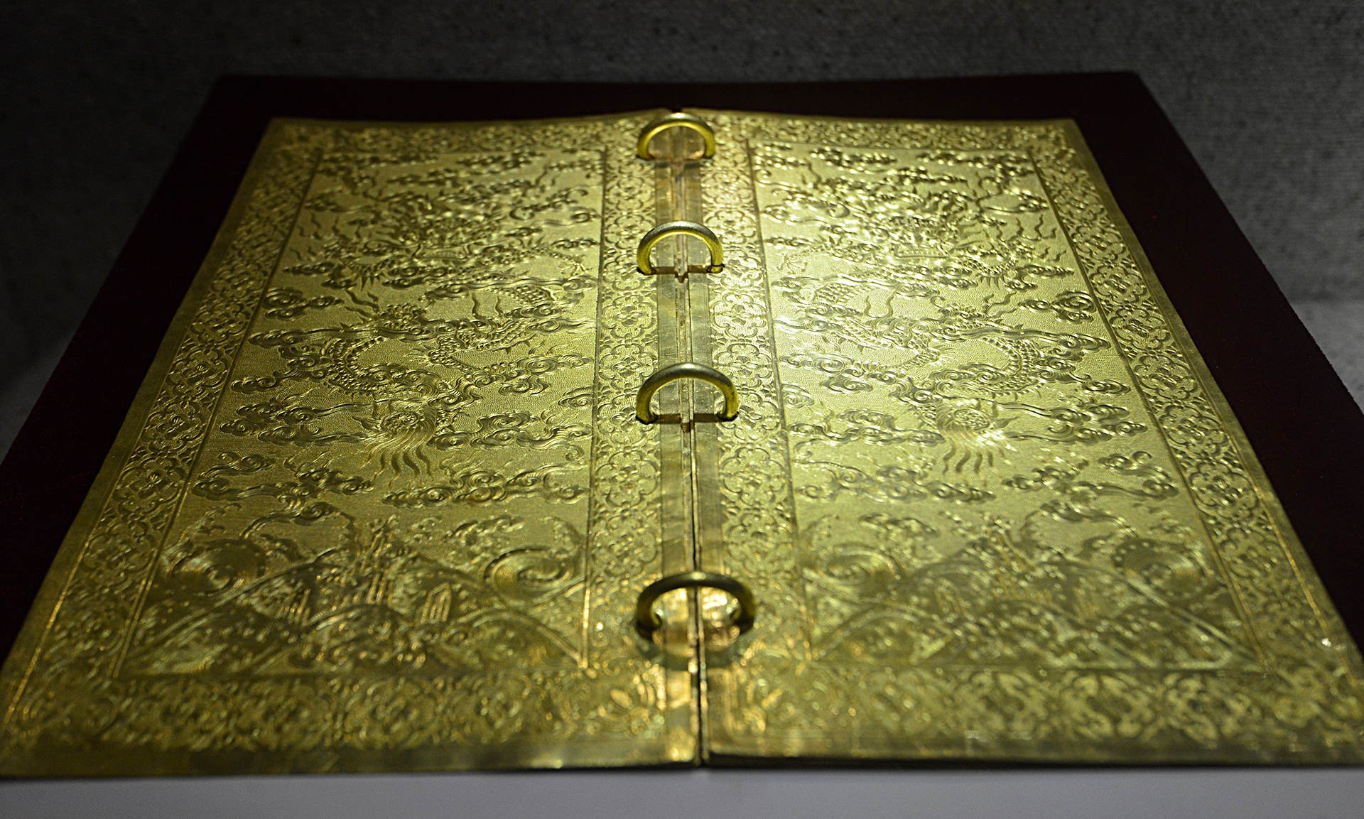 Kim sach bang vang trieu Nguyen anh 4