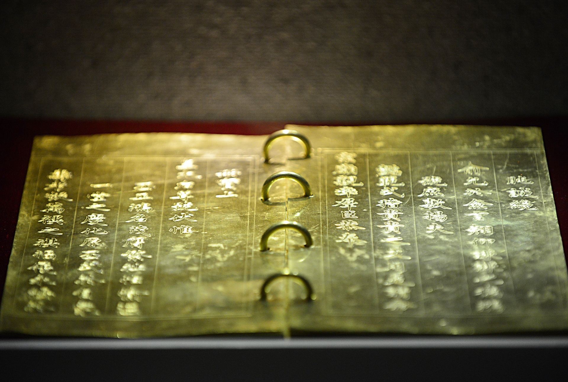 Kim sach bang vang trieu Nguyen anh 5