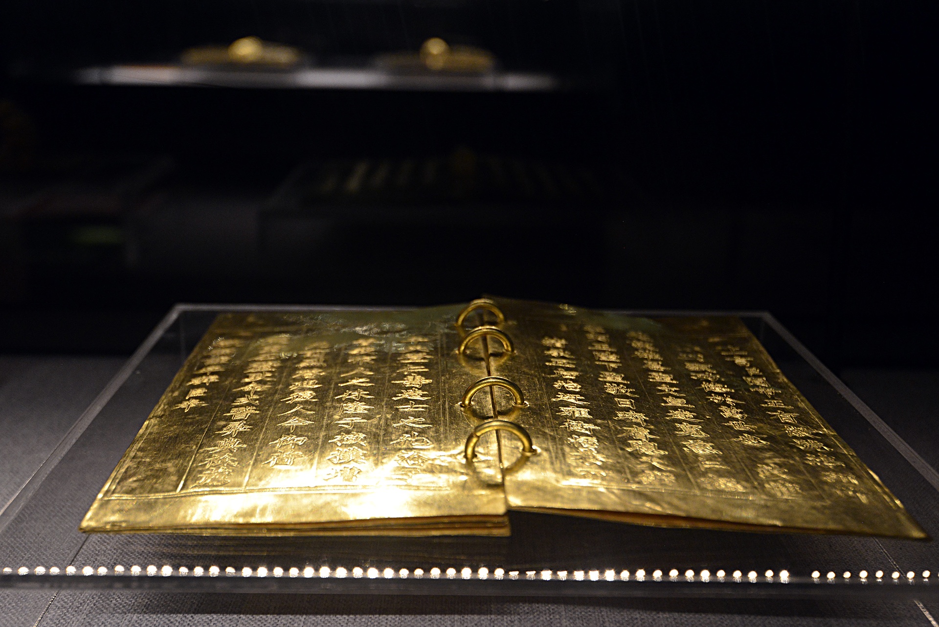 Kim sach bang vang trieu Nguyen anh 6