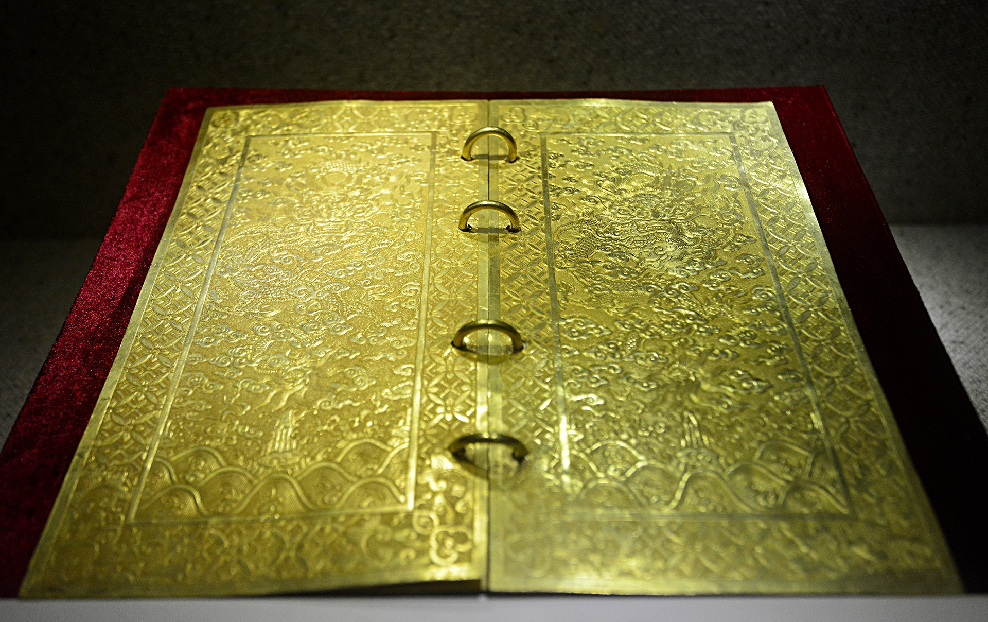 Kim sach bang vang trieu Nguyen anh 7