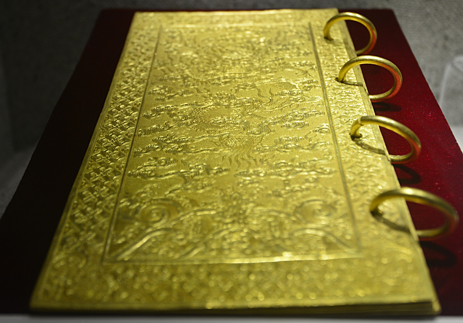 Kim sach bang vang trieu Nguyen anh 8