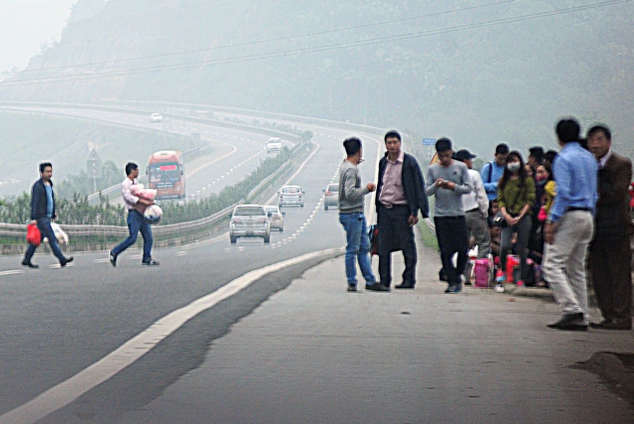 Canh sat canh cao nguoi pha rao, bang qua cao toc Lao Cai hinh anh
