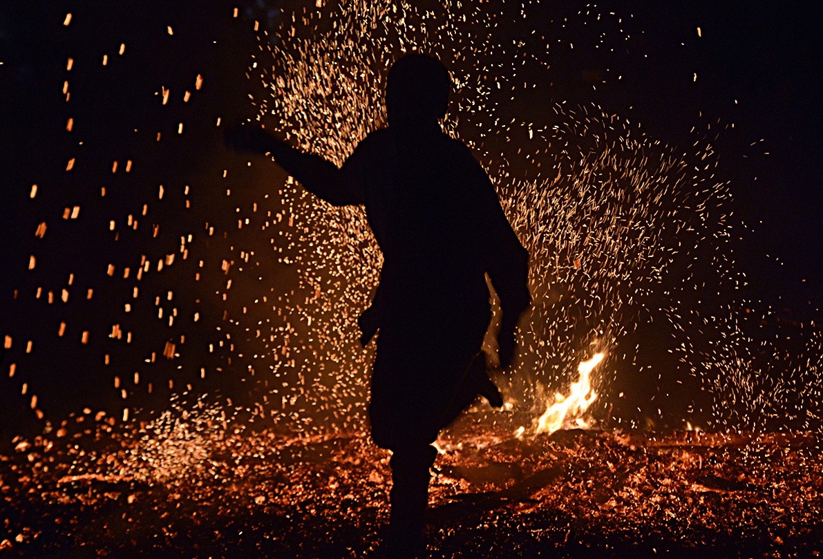 Nguoi Pa Then bieu dien nhay lua o Ha Noi hinh anh