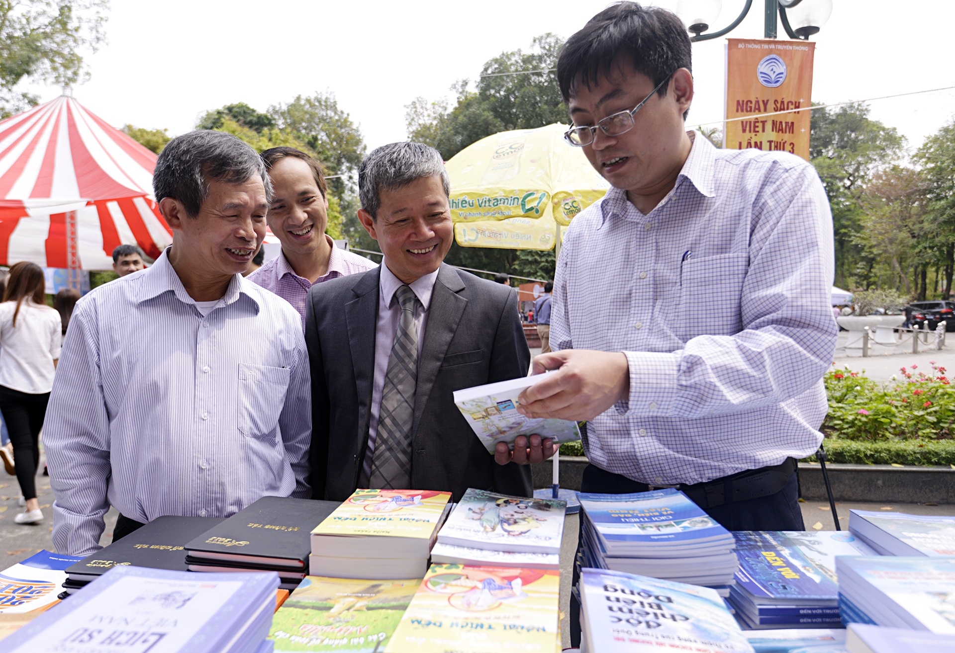 Khai mac hoi sach lan thu 3 anh 4