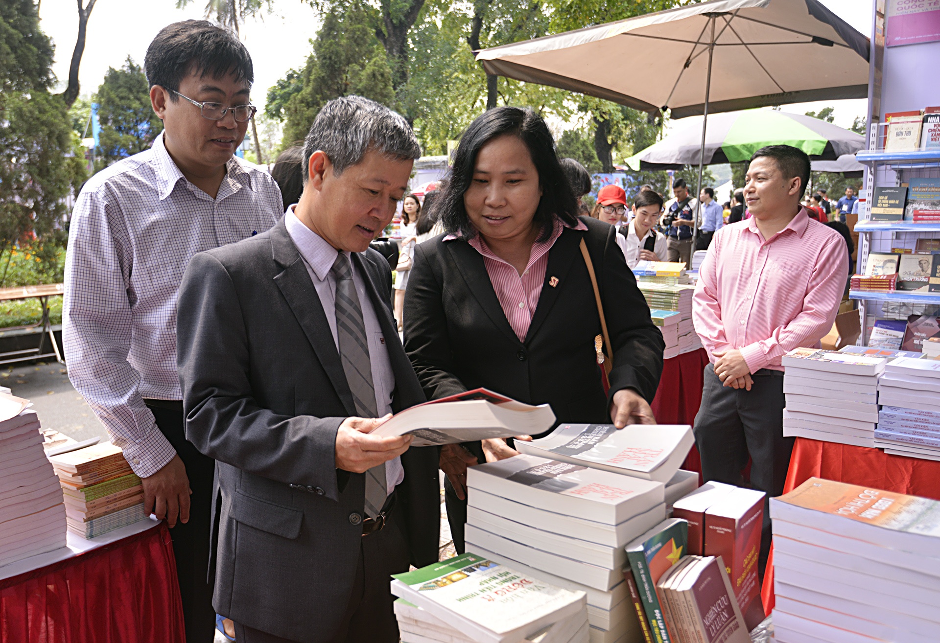 Khai mac Hoi sach mung Ngay sach Viet Nam lan thu ba 2016 hinh anh