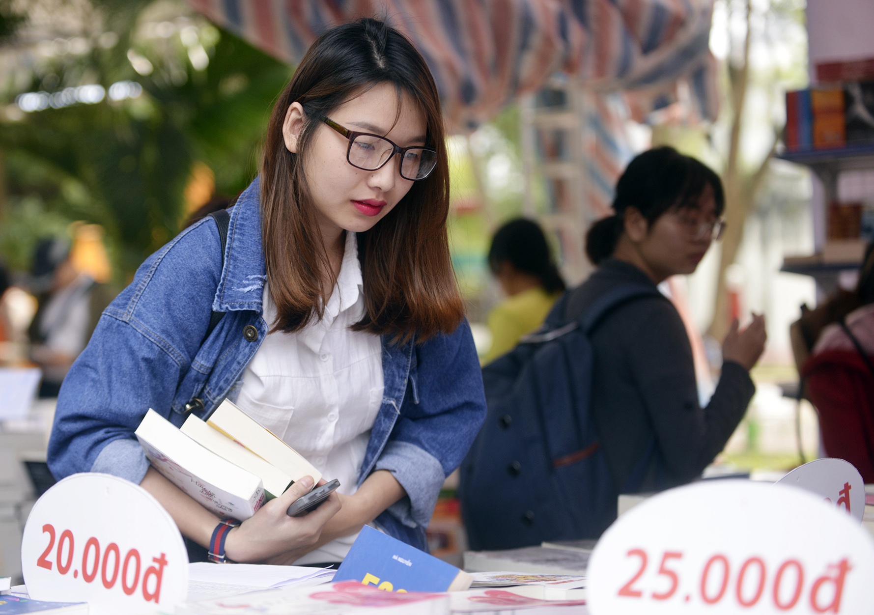 Hang nghin nguoi tham du Ngay sach Viet Nam hinh anh