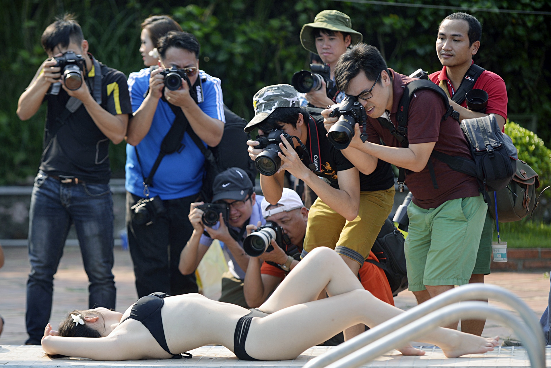 40 pho nhom thuc hanh chup anh bikini ben ho boi hinh anh