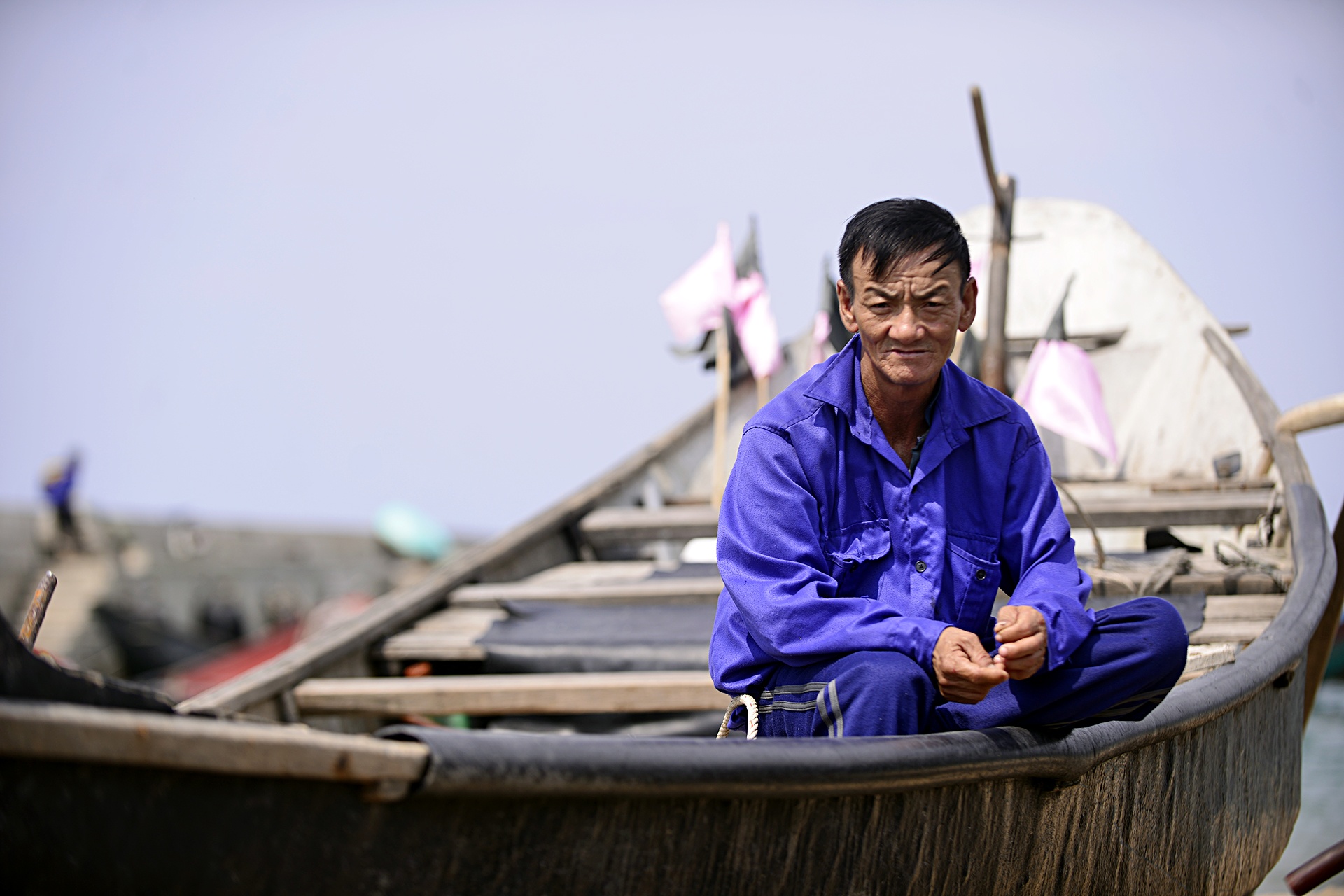 Cuoc song day kho khan cua ngu dan sau vu ca chet hang loat hinh anh