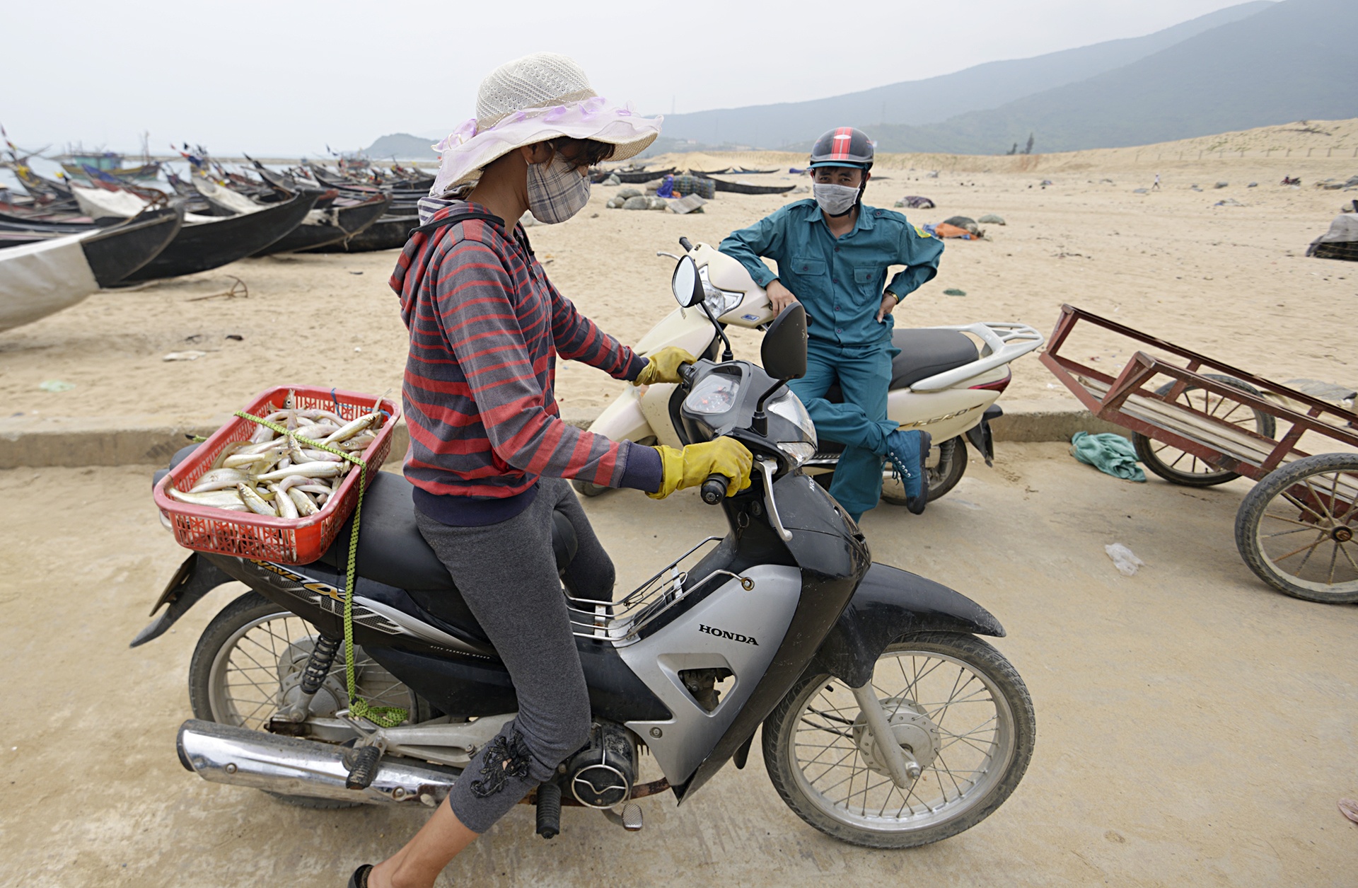 Ngư dân Hà Tĩnh ra khơi đánh cá ảnh 7 Ngu dan Ha Tinh ra khoi danh ca anh 7