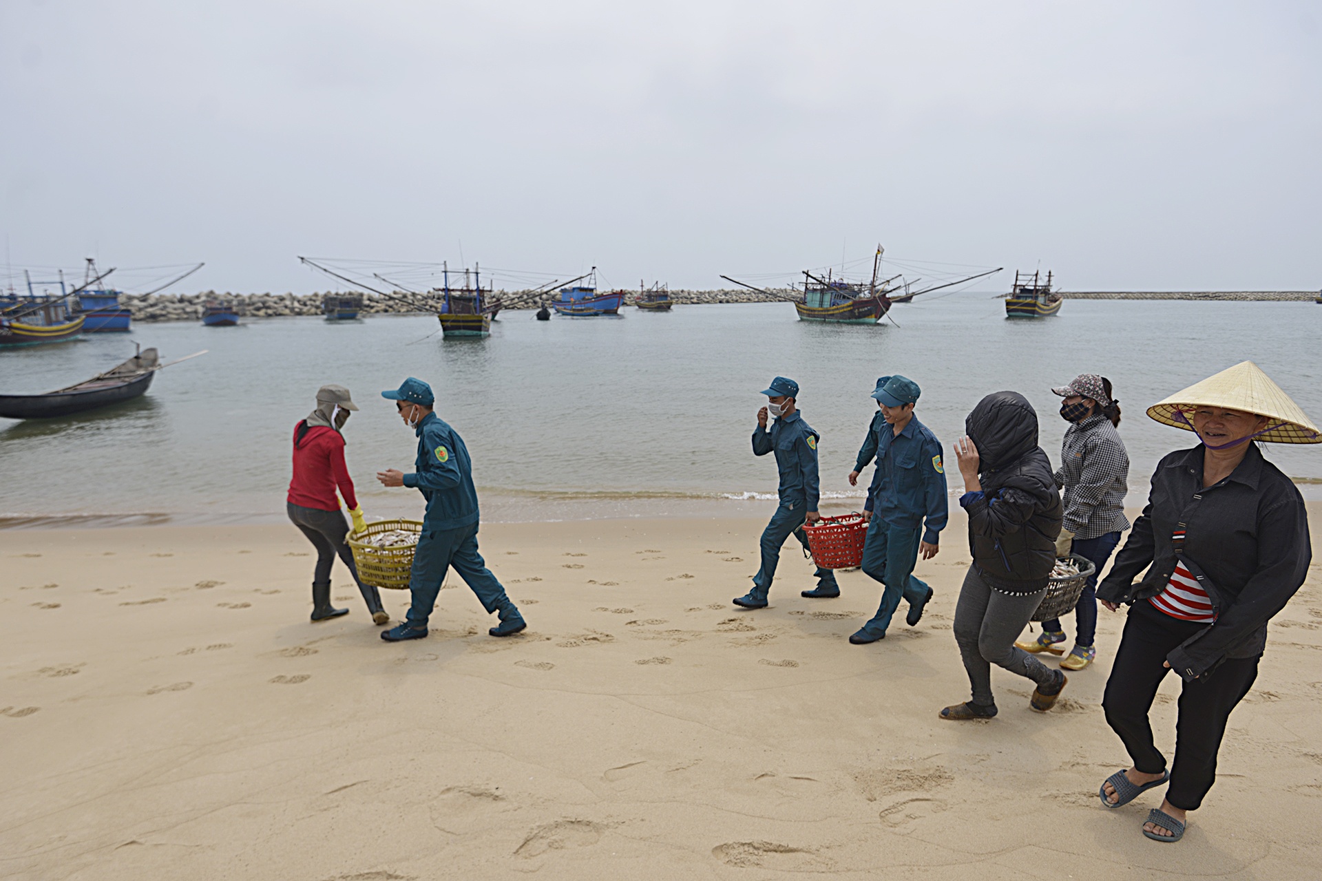 Ngư dân Hà Tĩnh ra khơi đánh cá ảnh 9 Ngu dan Ha Tinh ra khoi danh ca anh 9